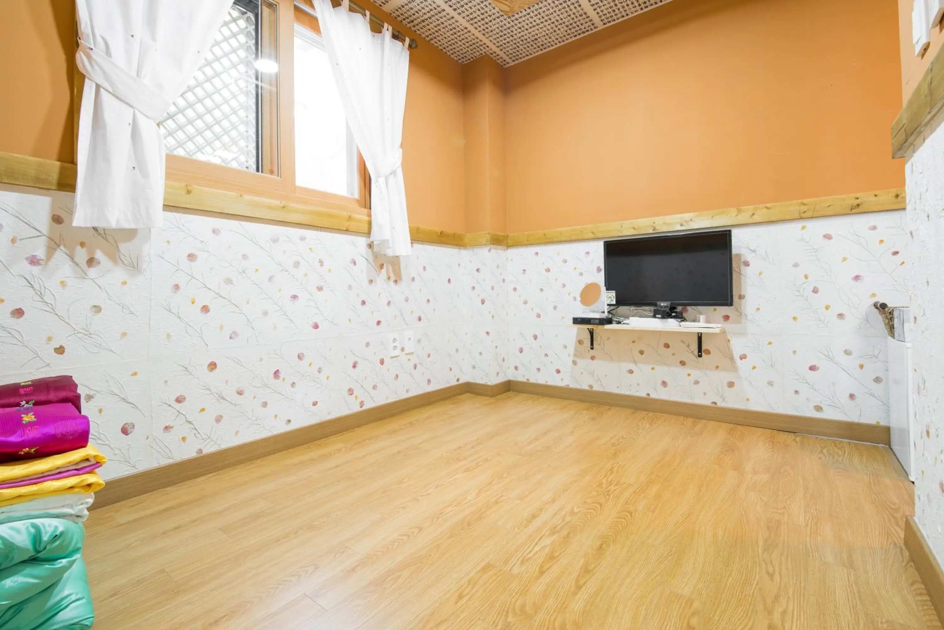 Bedroom, TV/Entertainment Center in Ddlanche Guesthouse New Building