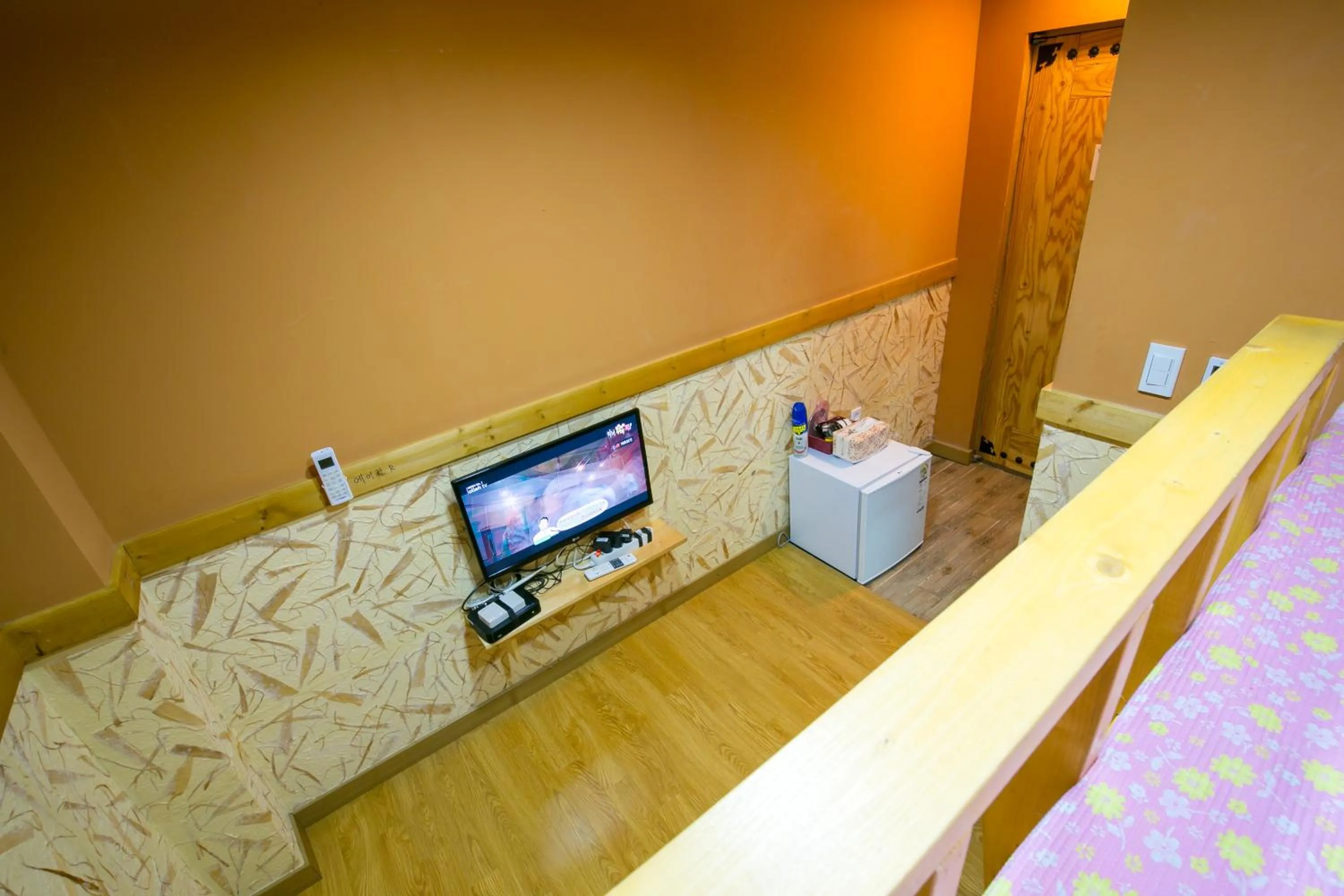 Bedroom, TV/Entertainment Center in Ddlanche Guesthouse New Building