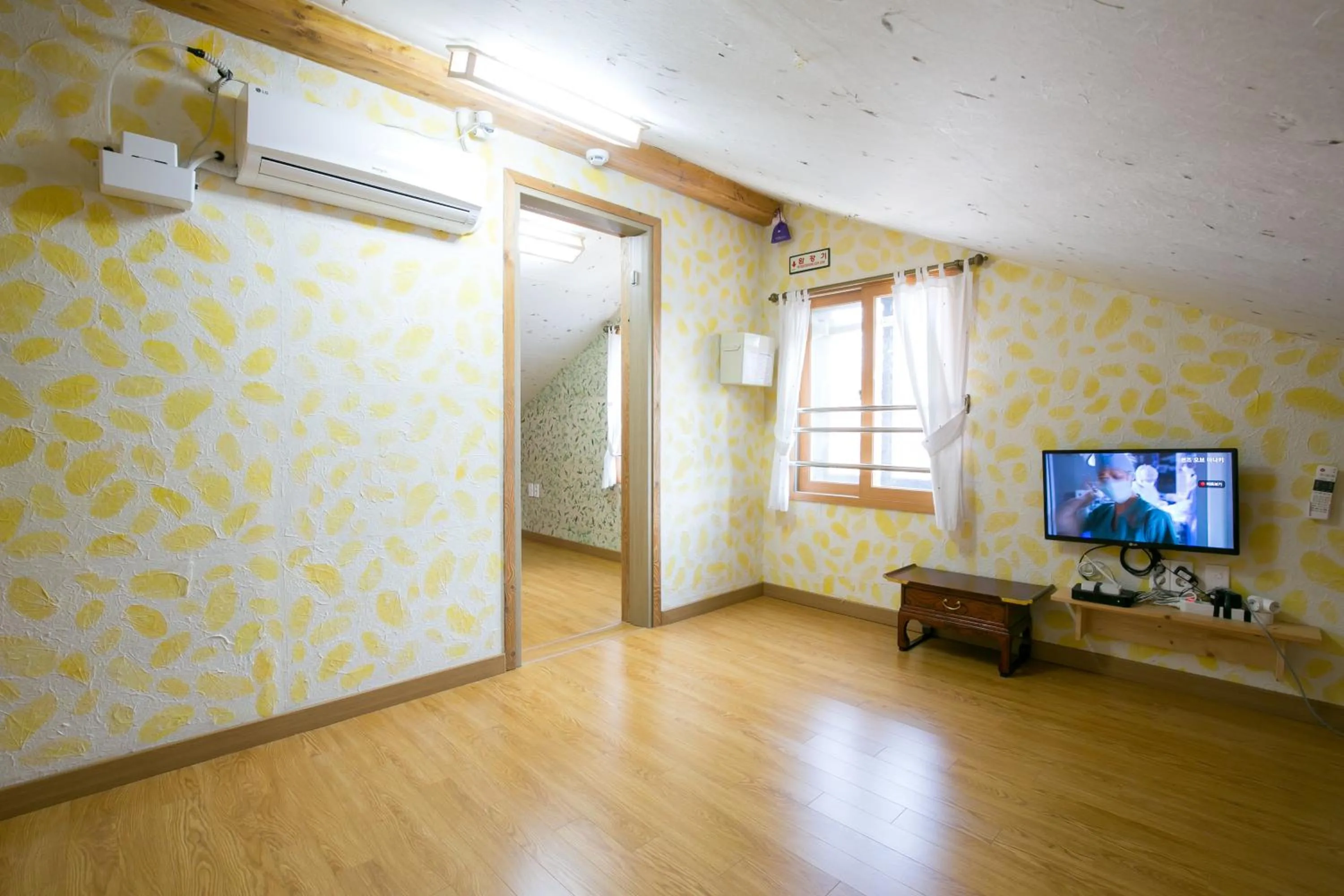 TV and multimedia, TV/Entertainment Center in Ddlanche Guesthouse New Building