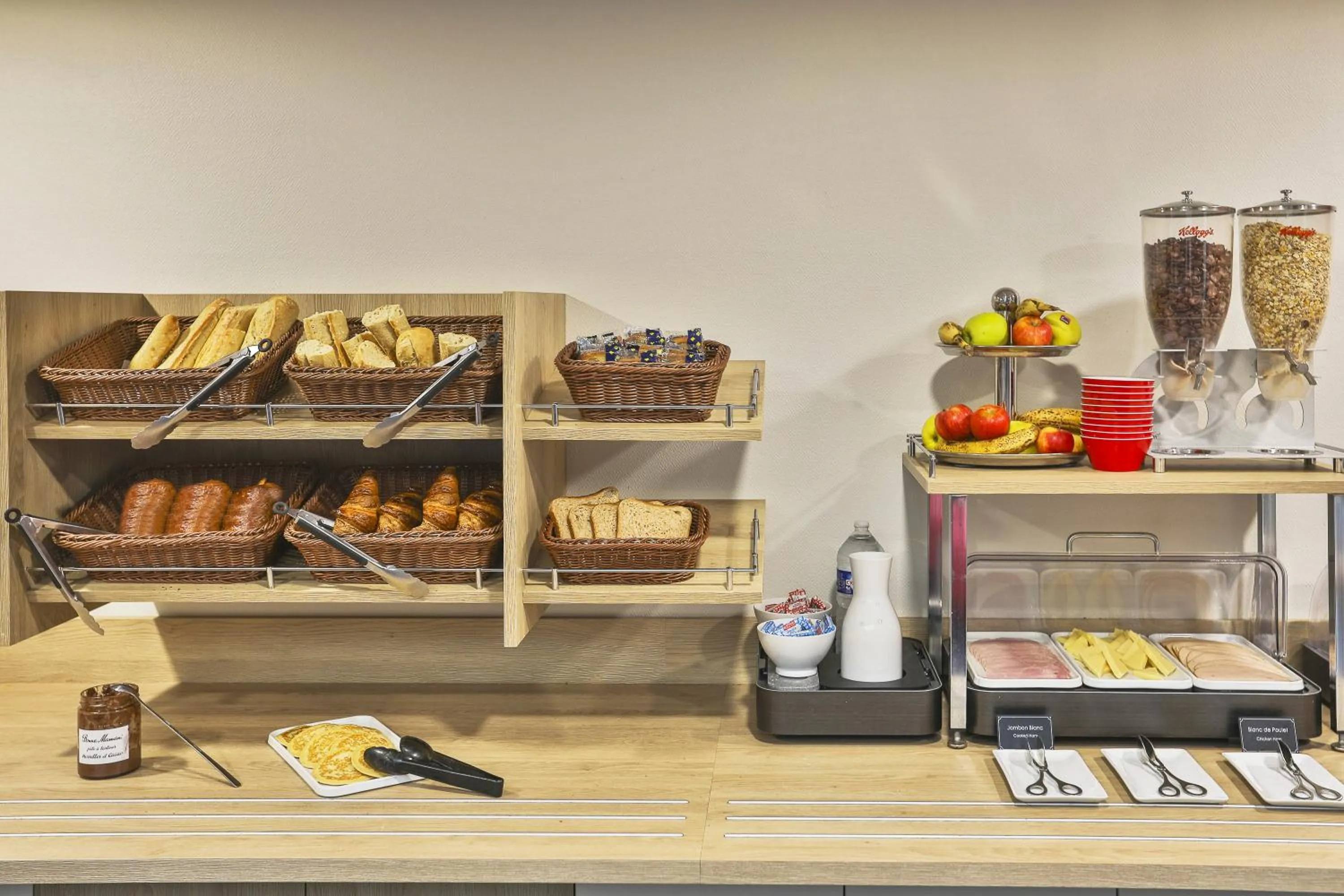 Breakfast in ACE Hôtel Vendée Saint Hermine