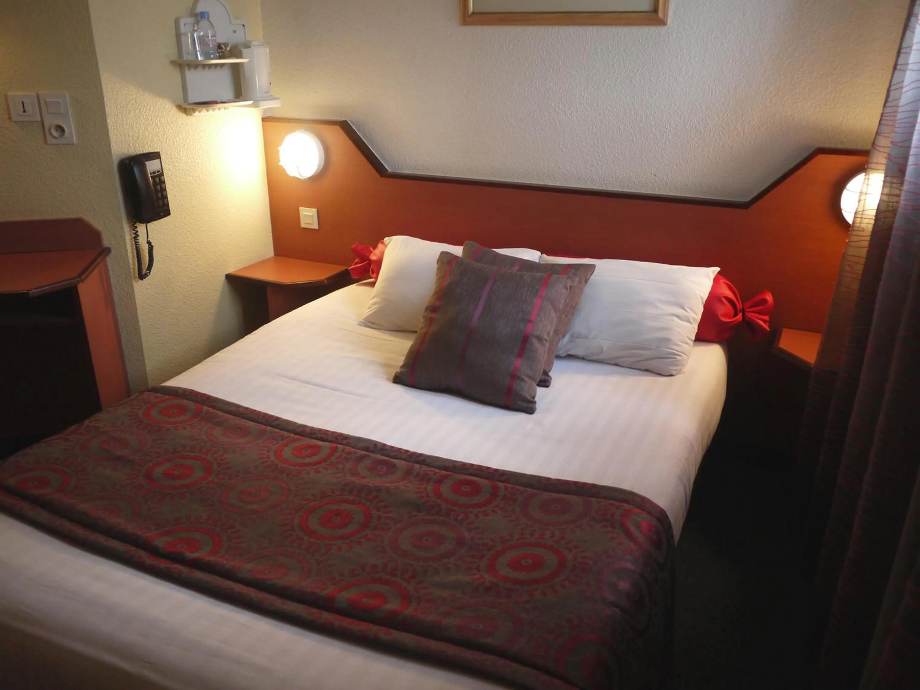 Toilet, Bed in Kyriad Direct Rennes Ouest