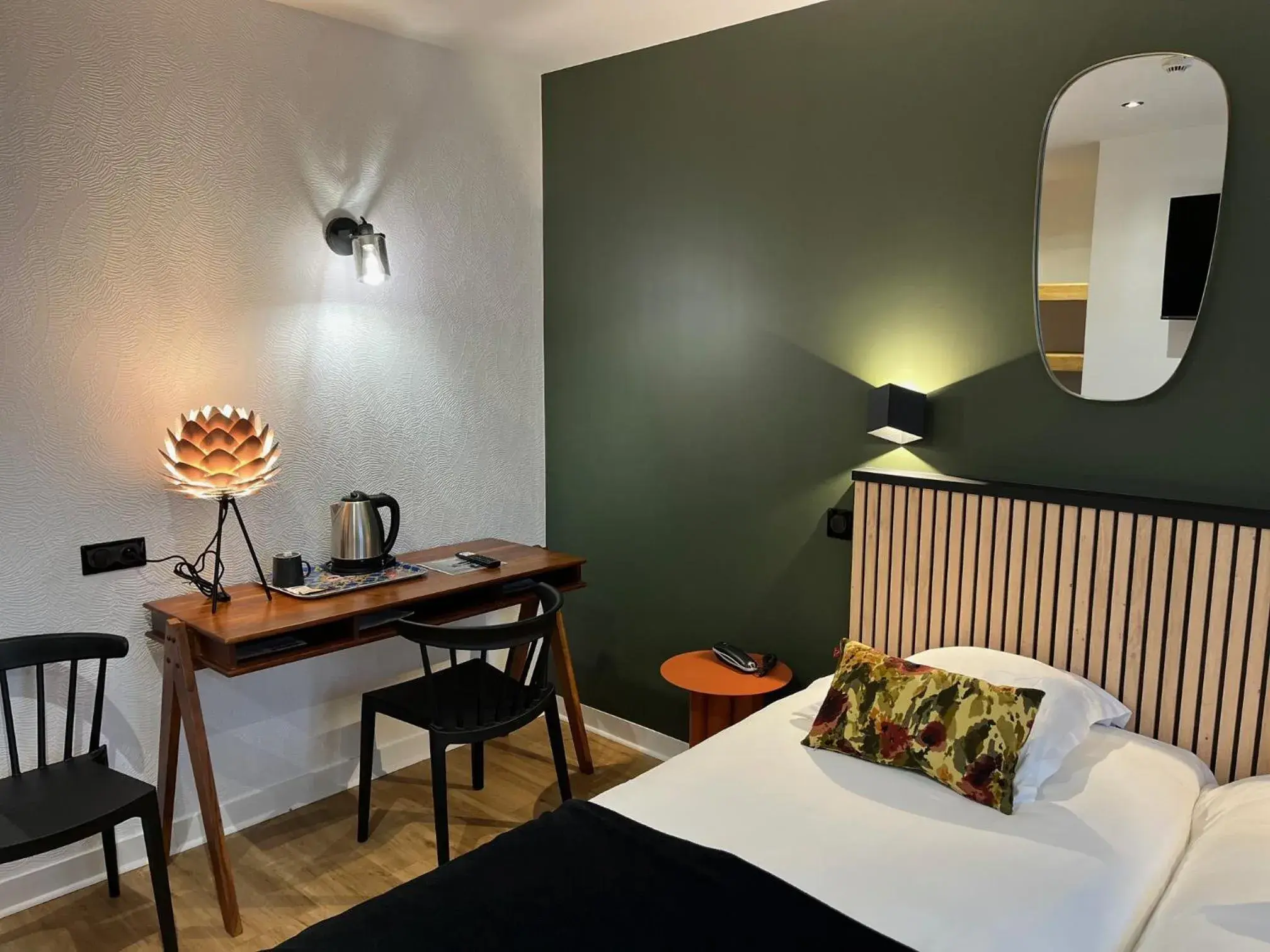 Comfort Twin Room in Le Clos Du Pontic Logis et Cit'Hotel Comfort Twin Room in Le Clos Du Pontic Logis et Cit'Hotel