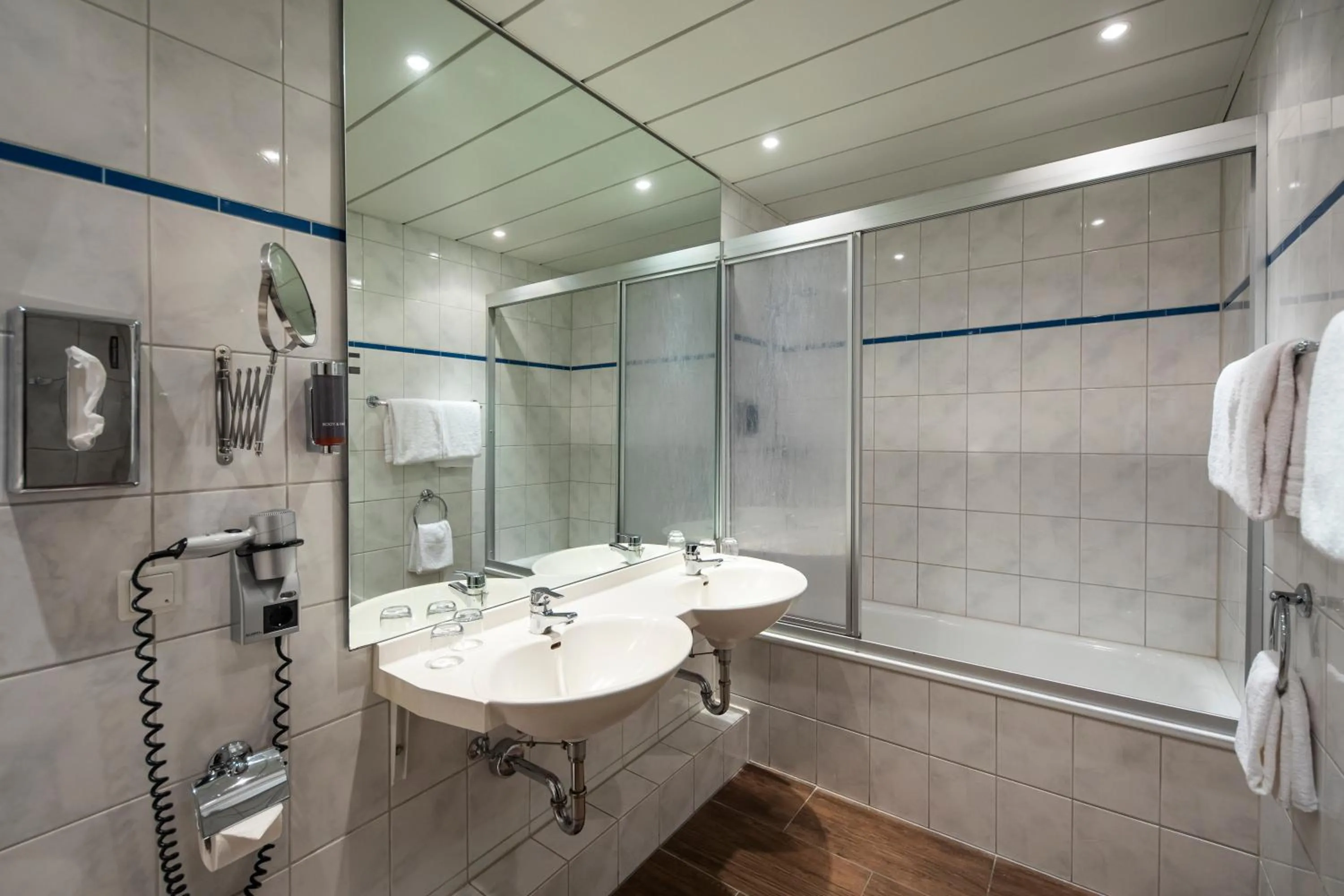 Bathroom in Roomingtons Lüneburger Heide