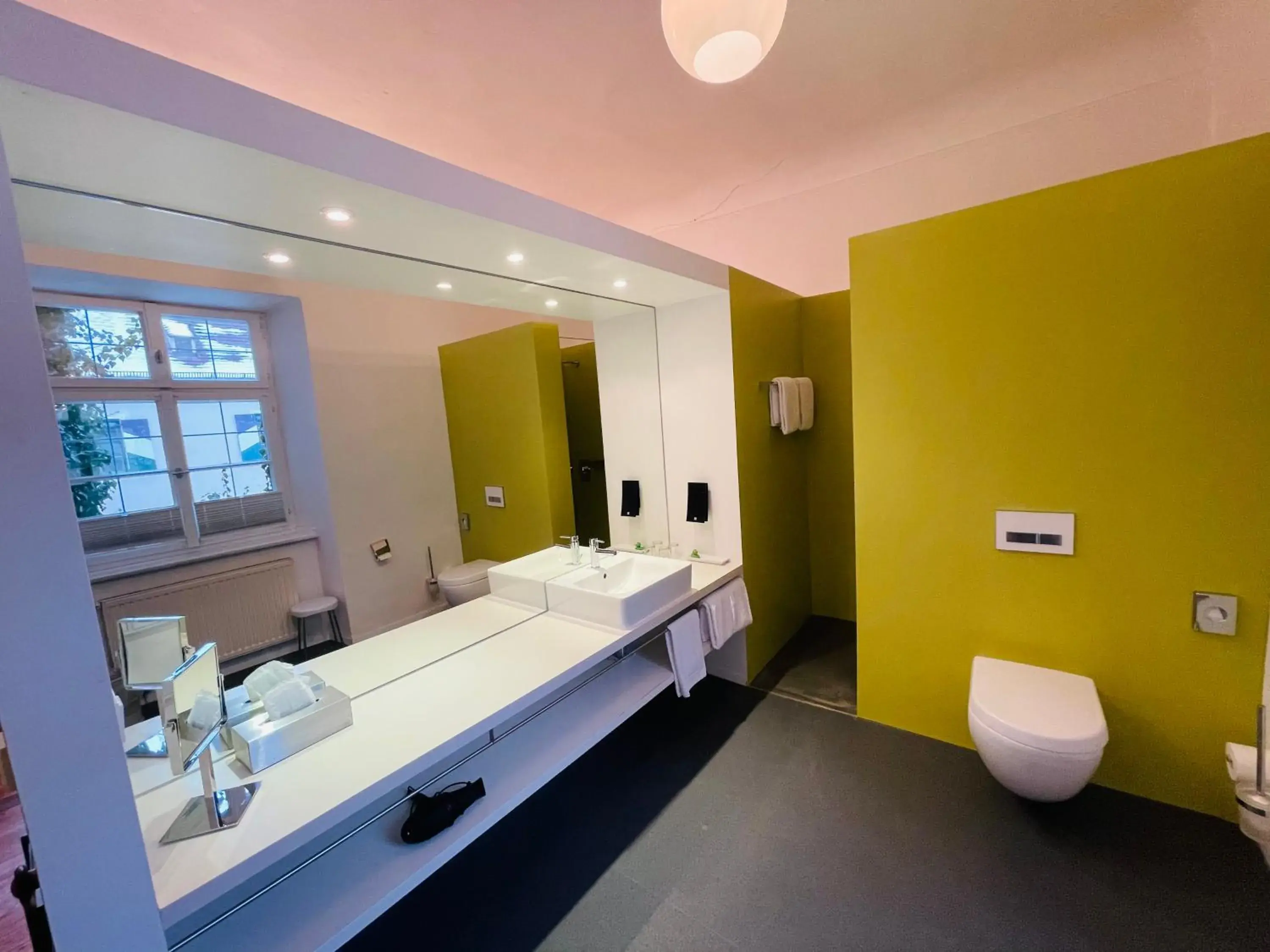 Deluxe Quadruple Room - single occupancy in Schlossparkhotel Mariakirchen Deluxe Quadruple Room - single occupancy in Schlossparkhotel Mariakirchen