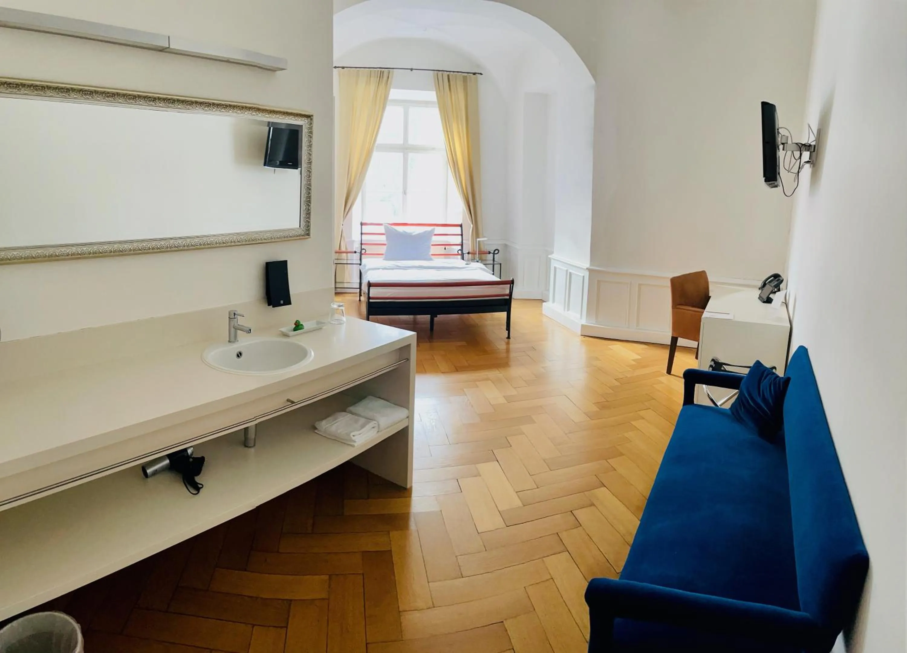 Bedroom, Bed in Schlossparkhotel Mariakirchen