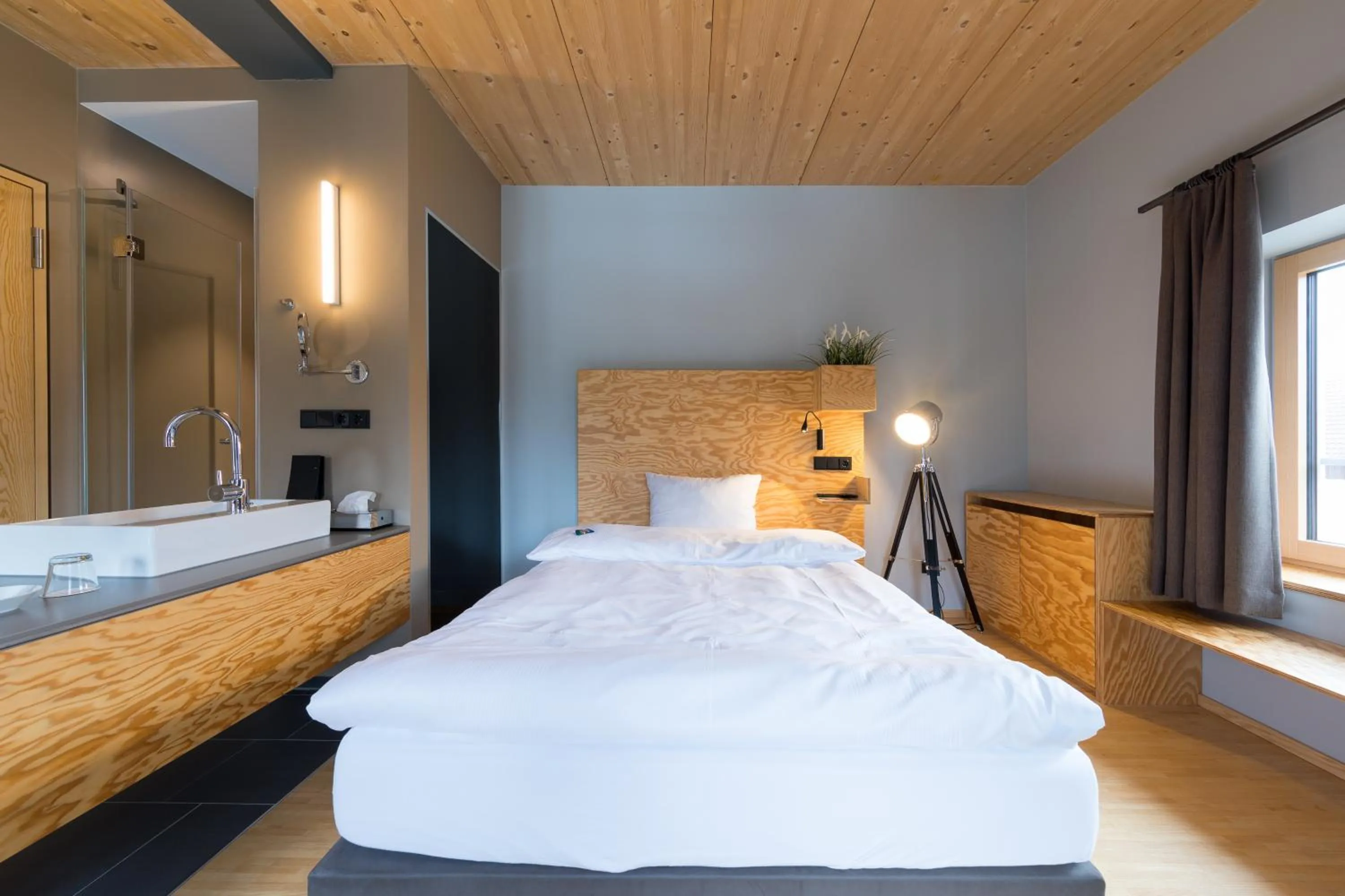 Photo of the whole room, Bed in Schlossparkhotel Mariakirchen