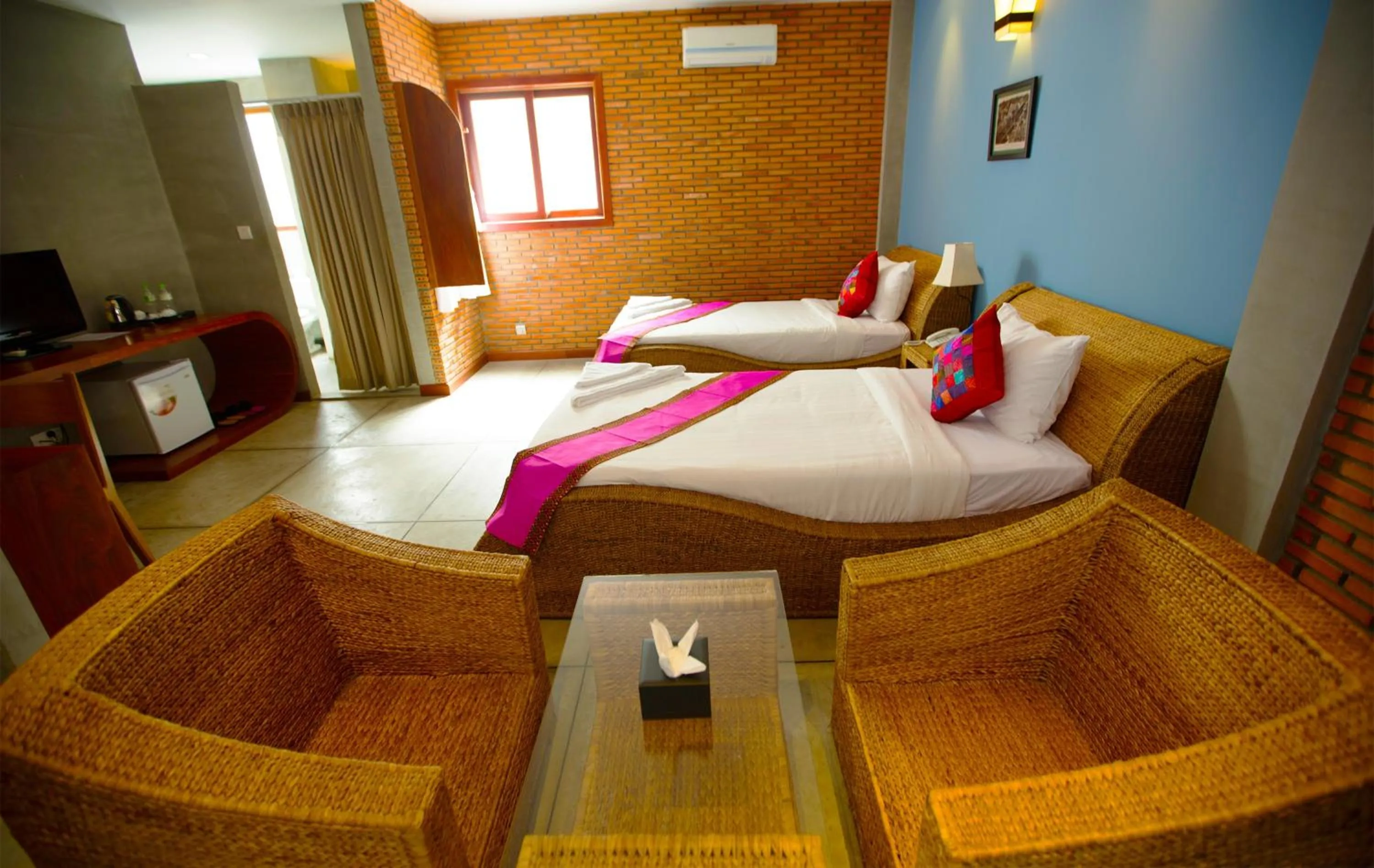 Photo of the whole room, Bed in Saravoan Royal Palace