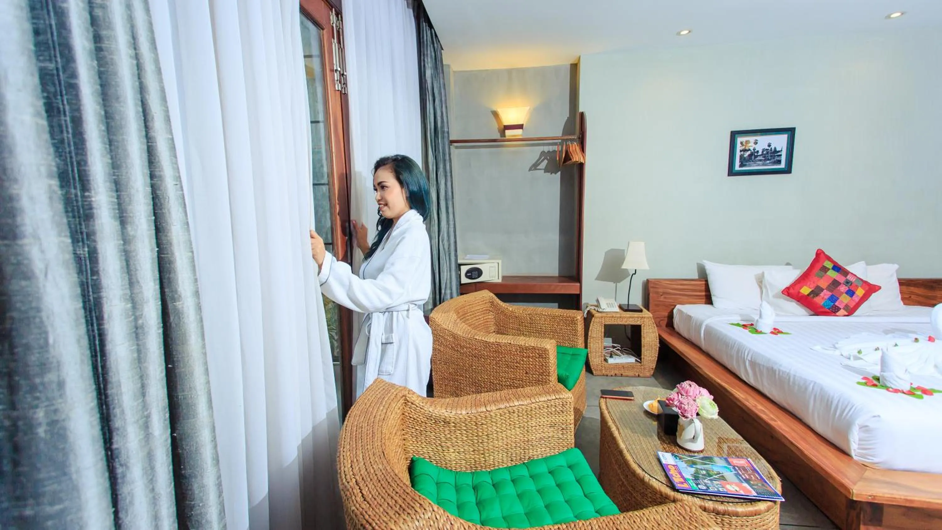 Photo of the whole room, Bed in Saravoan Royal Palace