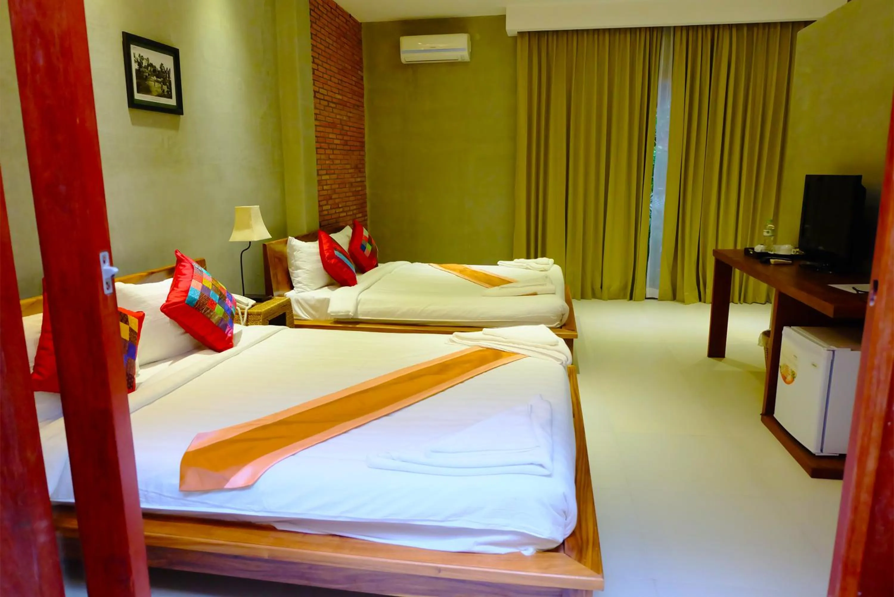 Photo of the whole room, Bed in Saravoan Royal Palace