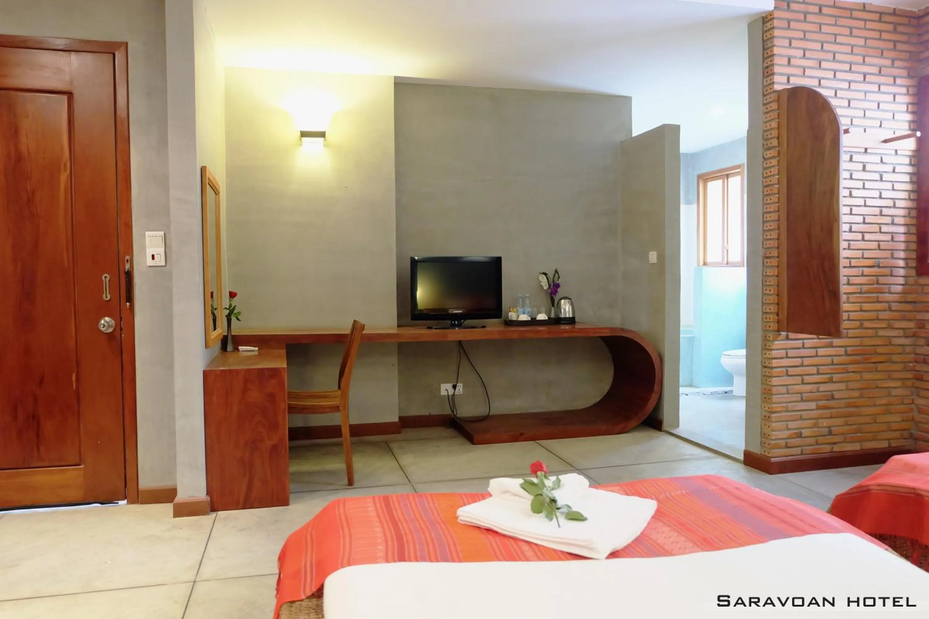 Photo of the whole room, Bed in Saravoan Royal Palace