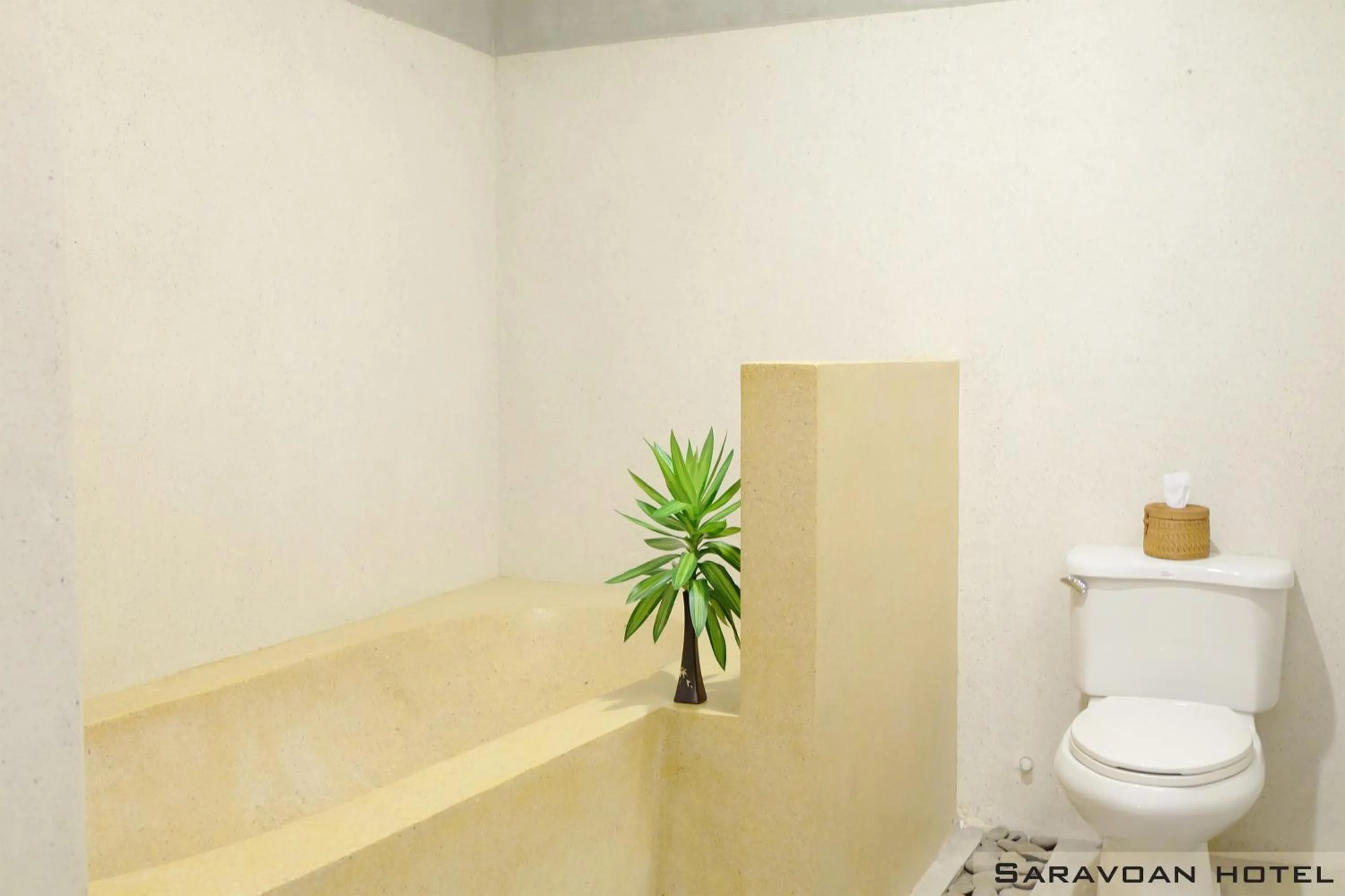 Shower in Saravoan Royal Palace