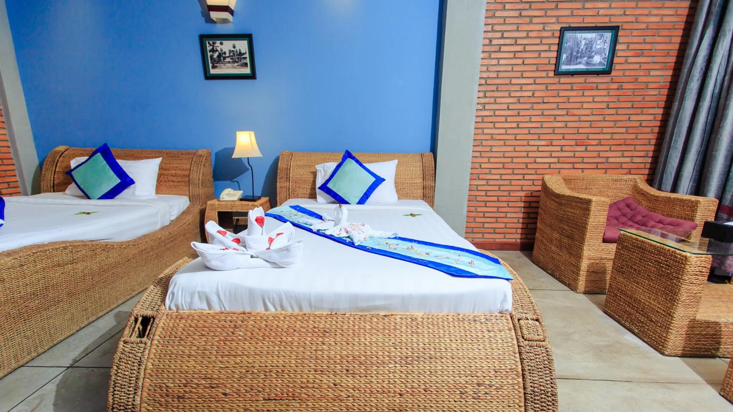 Photo of the whole room, Bed in Saravoan Royal Palace