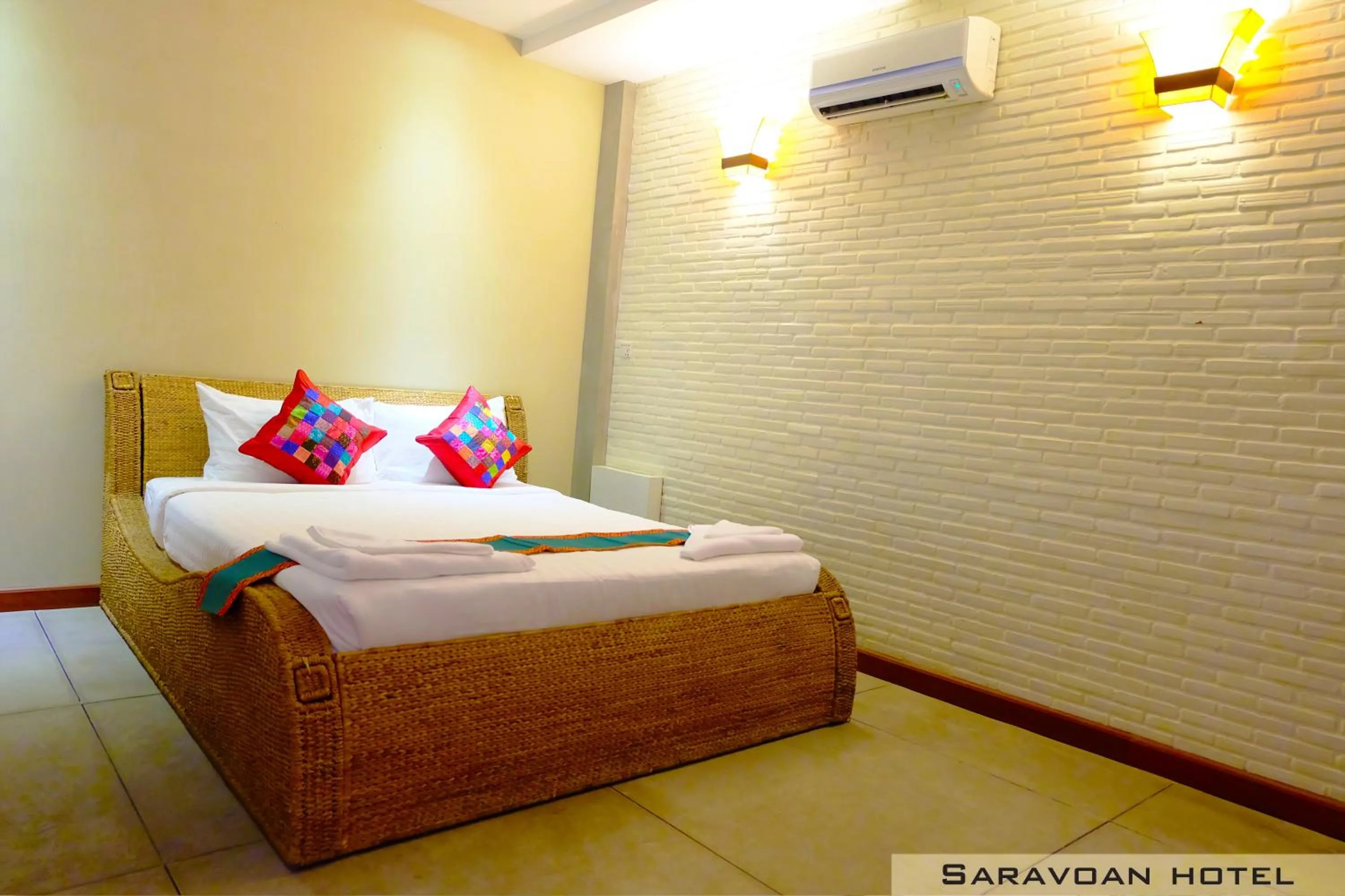 Photo of the whole room, Bed in Saravoan Royal Palace