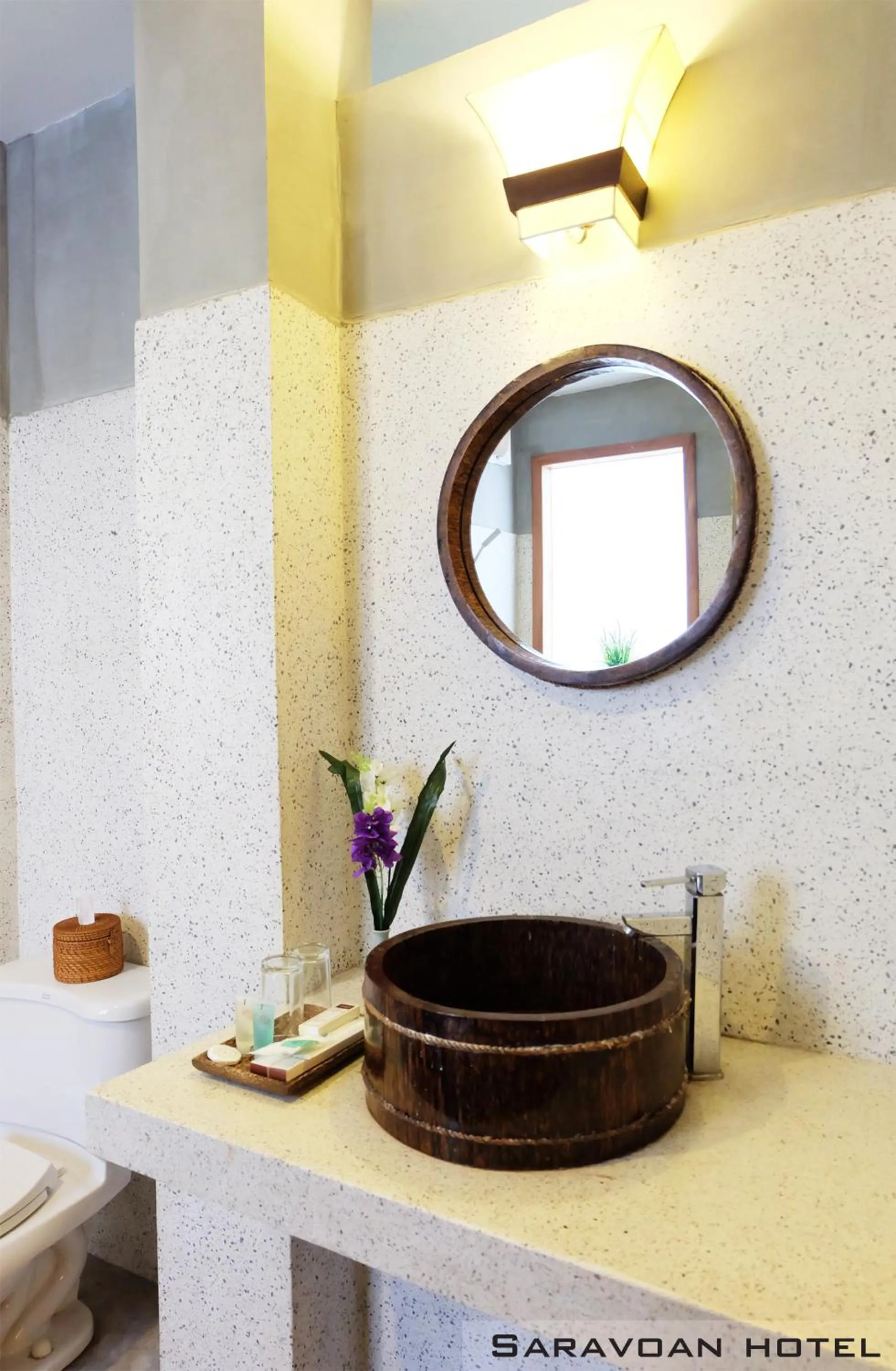 Shower in Saravoan Royal Palace