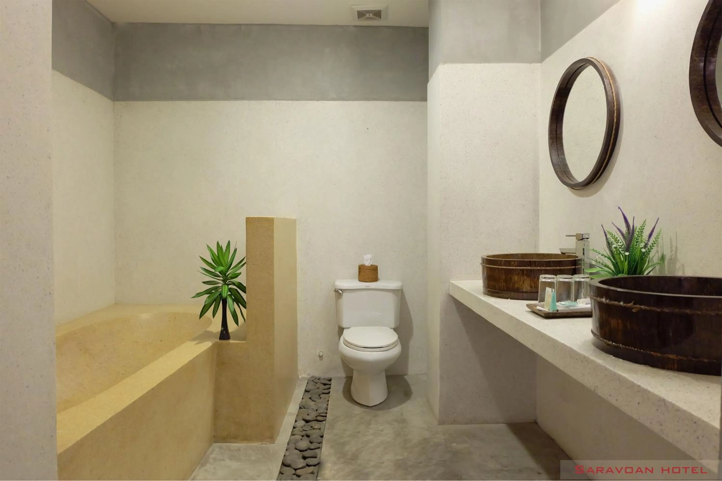 Shower in Saravoan Royal Palace