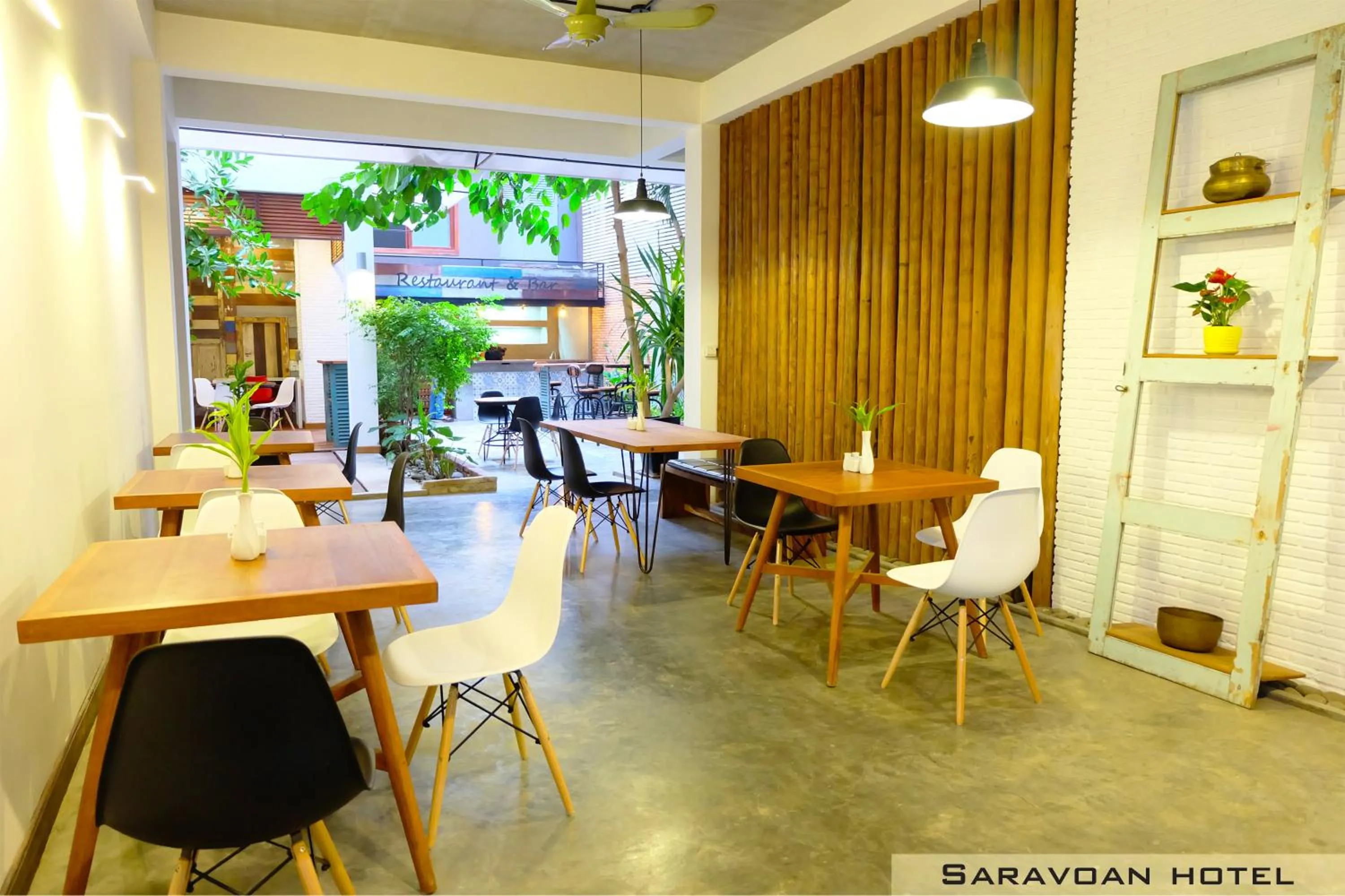 Restaurant/places to eat in Saravoan Royal Palace