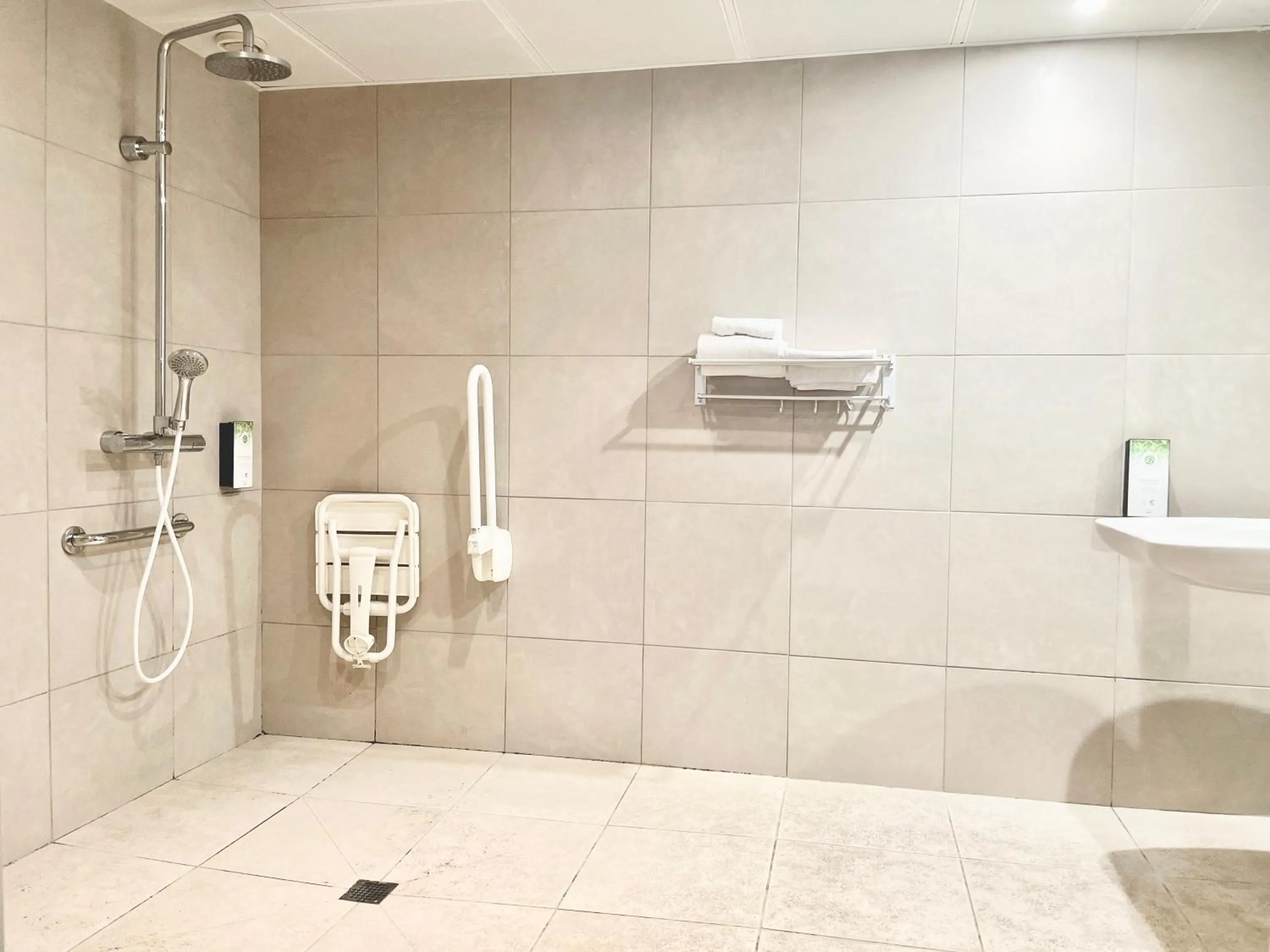 Bathroom in Kyriad Nemours