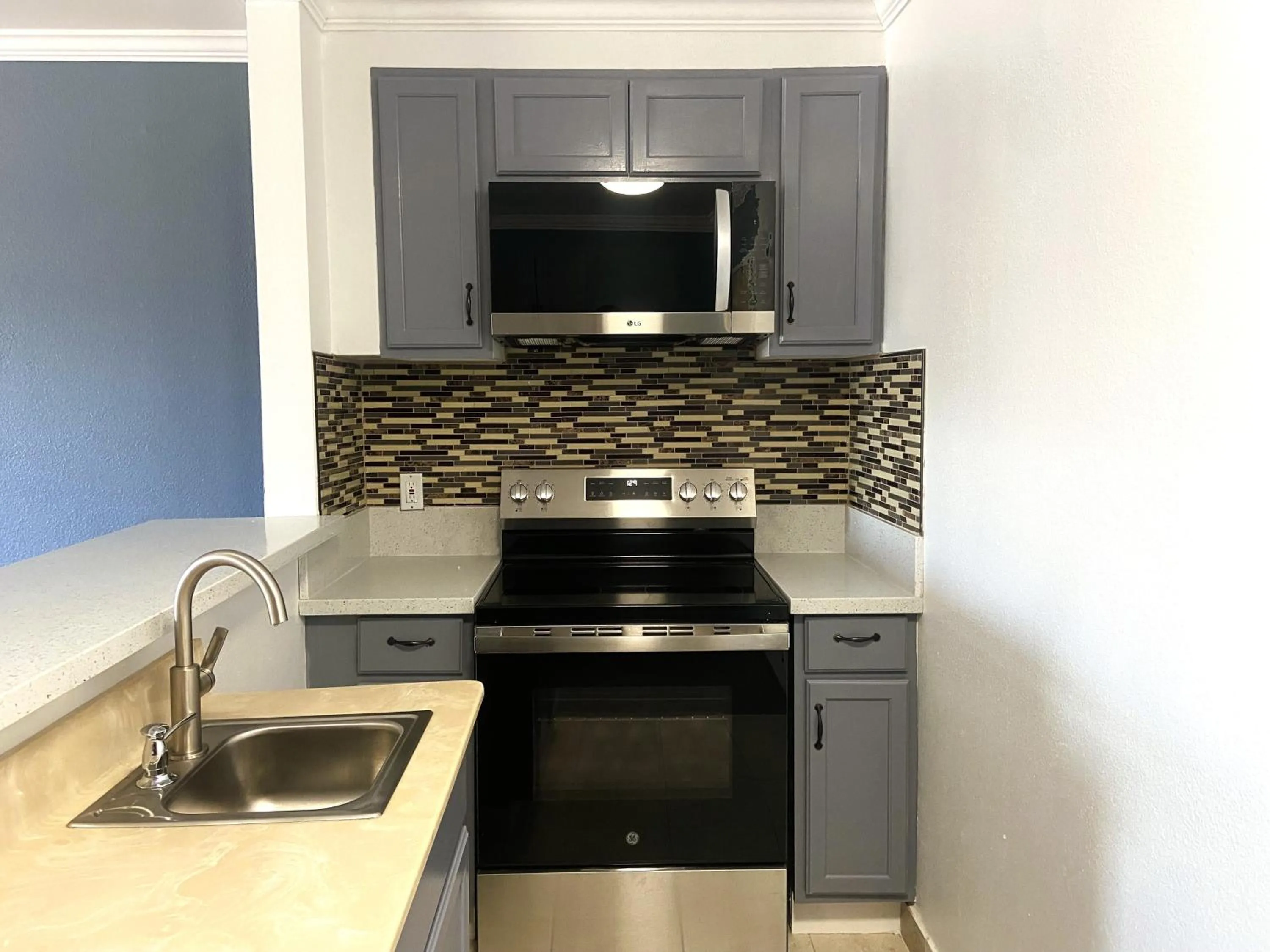 Kitchen or kitchenette in Ramada by Wyndham Los Angeles/Wilshire Center