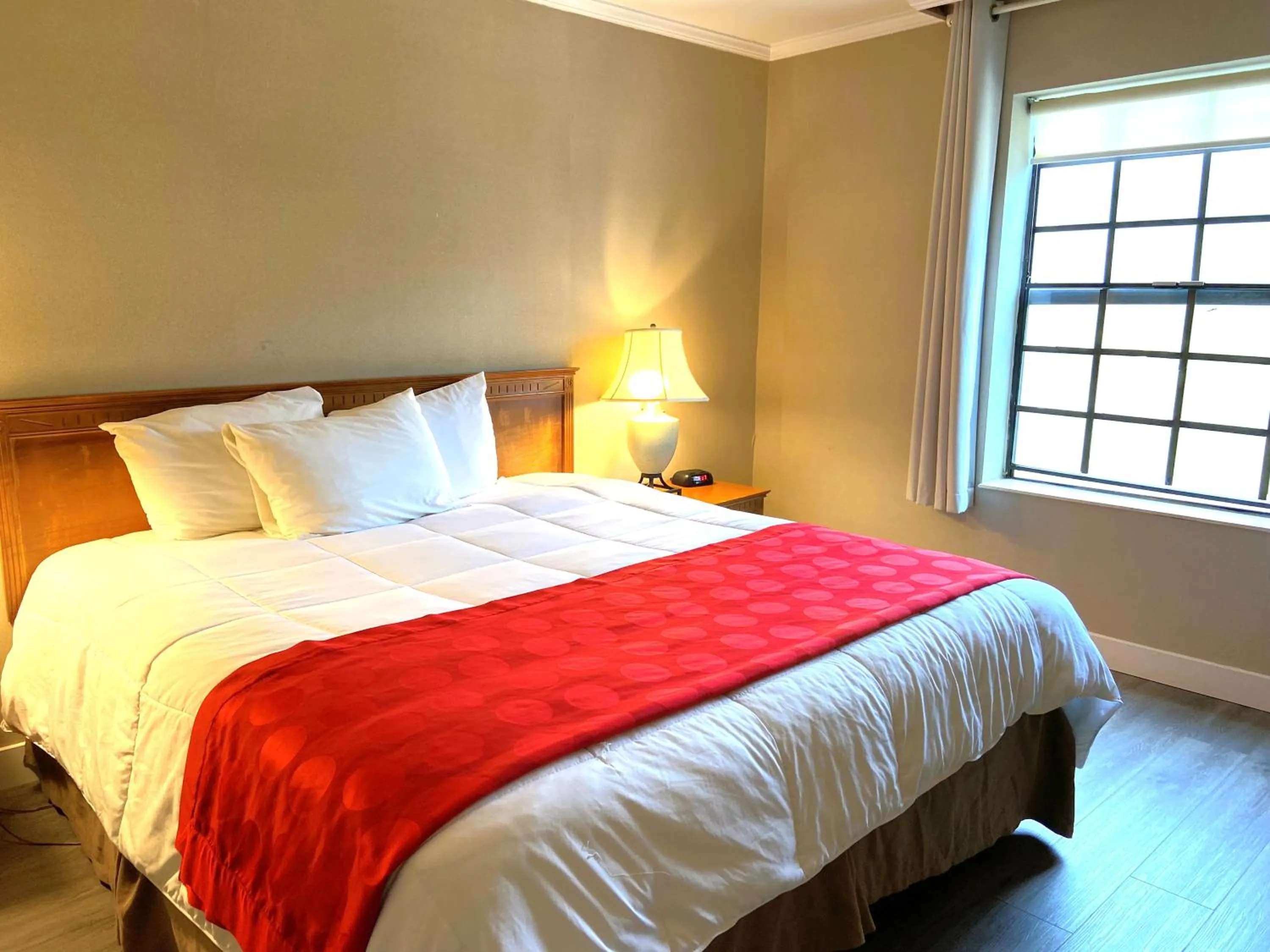 Bed in Ramada by Wyndham Los Angeles/Wilshire Center