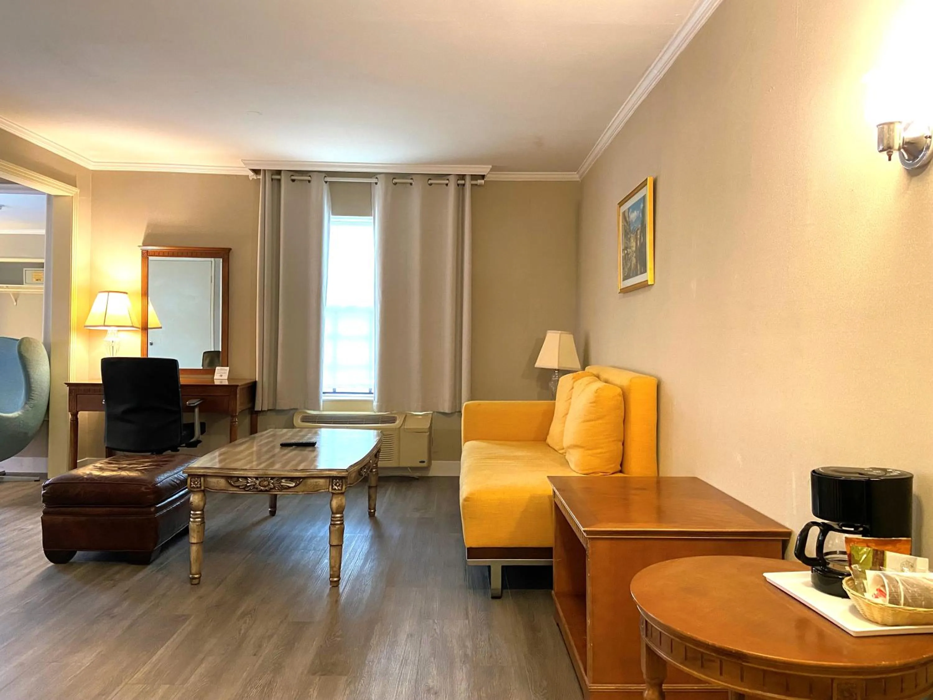 Living room in Ramada by Wyndham Los Angeles/Wilshire Center