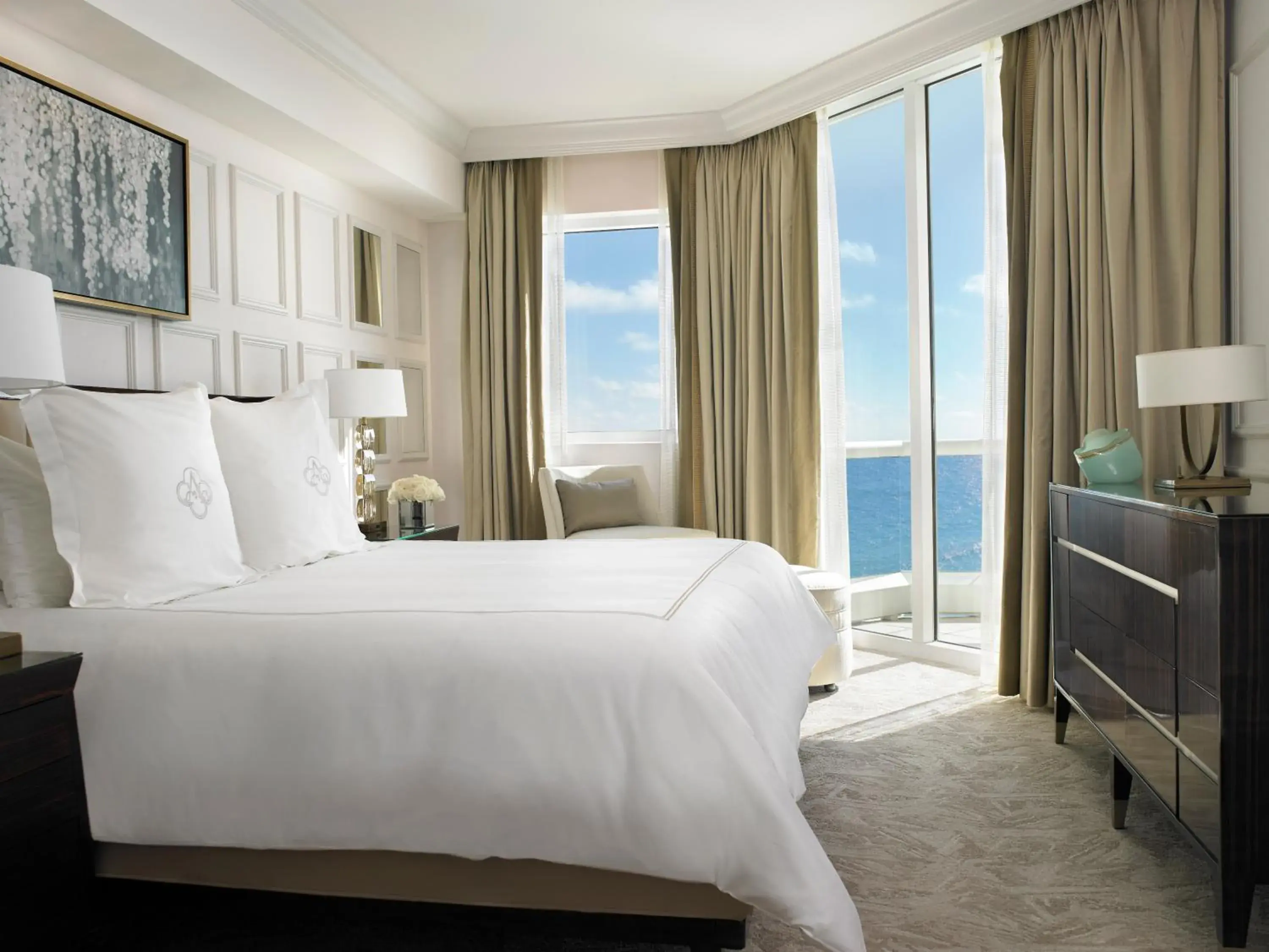 Deluxe One-Bedroom Suite - Oceanfront in Acqualina Resort and Residences Deluxe One-Bedroom Suite - Oceanfront in Acqualina Resort and Residences