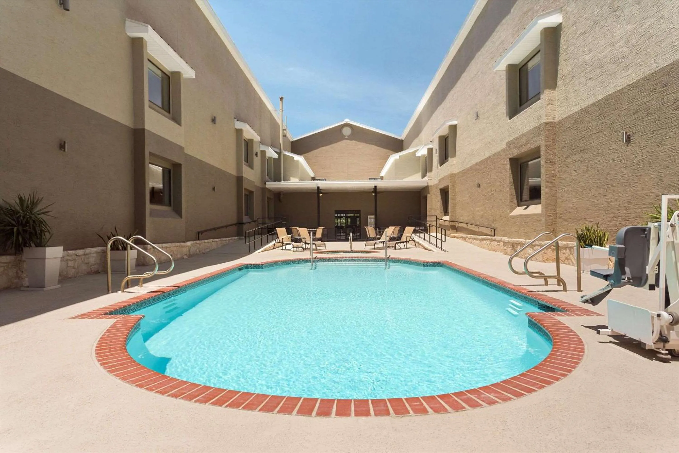 Swimming pool in Country Inn & Suites by Radisson, San Antonio Lackland AFB - SeaWorld Area