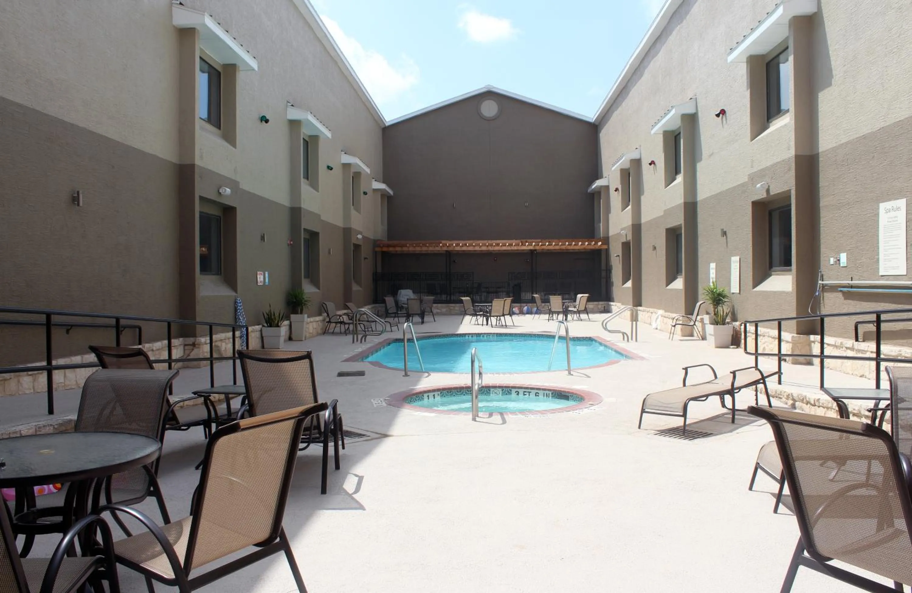 Swimming pool in Country Inn & Suites by Radisson, San Antonio Lackland AFB - SeaWorld Area