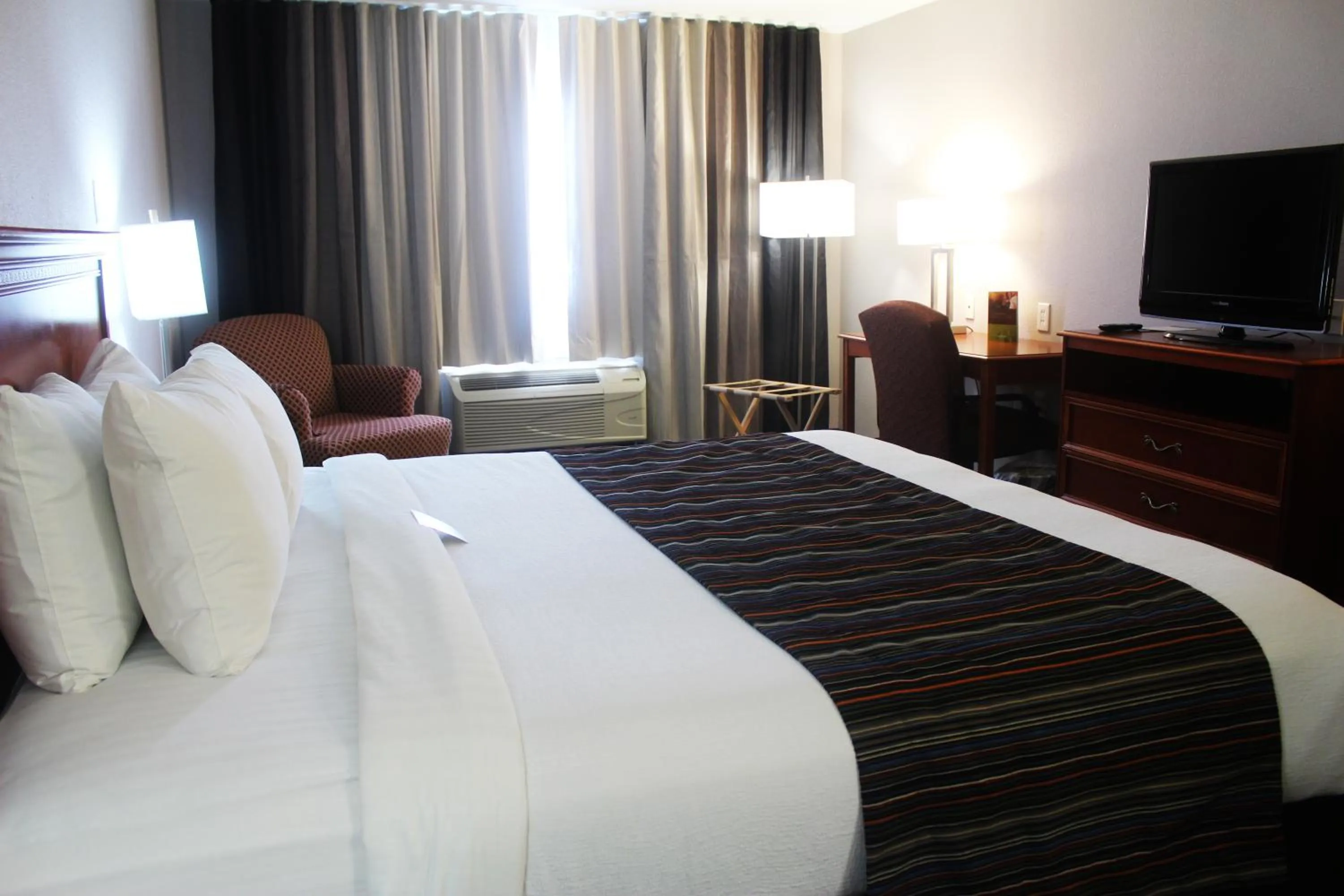 Bed in Country Inn & Suites by Radisson, San Antonio Lackland AFB - SeaWorld Area