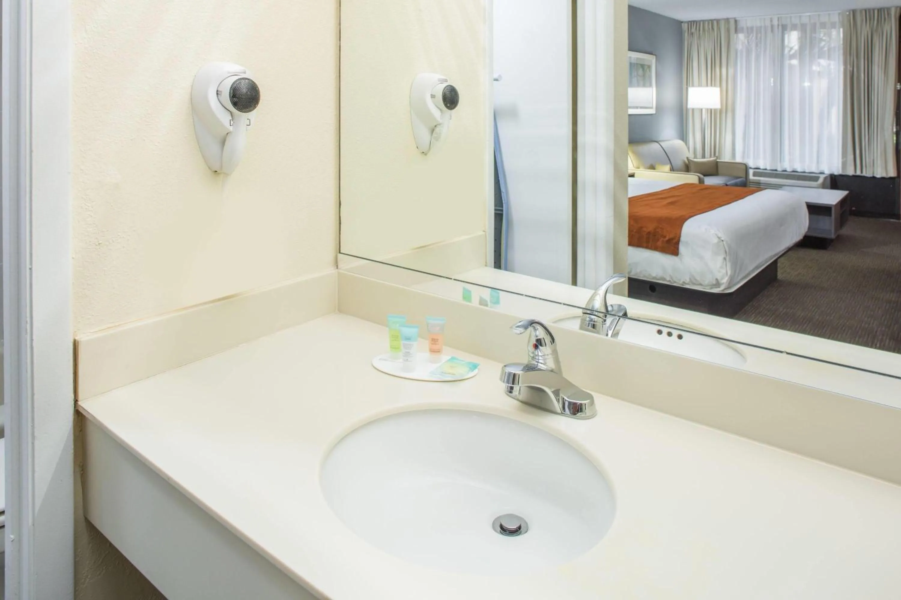 Bathroom, Bed in Days Inn & Suites by Wyndham Orlando Airport