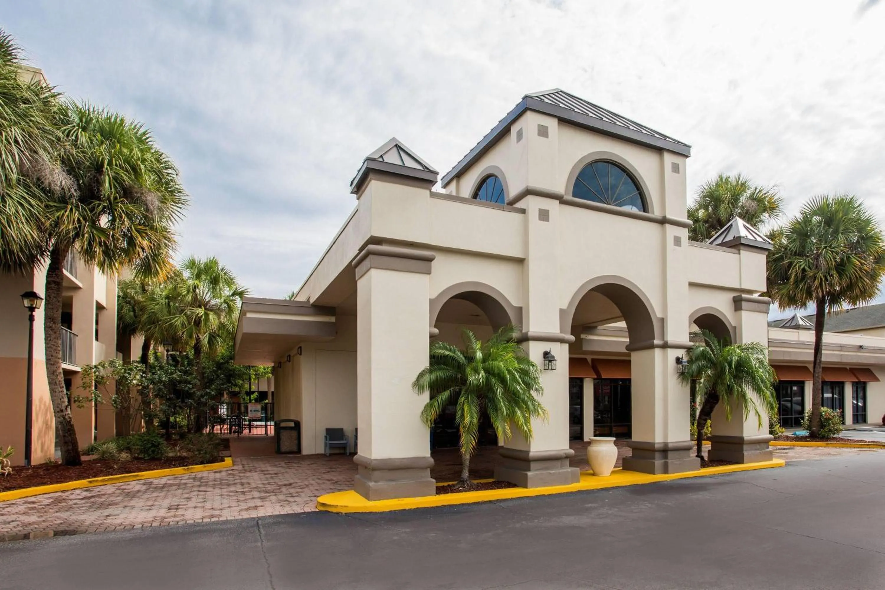 Property building in Days Inn & Suites by Wyndham Orlando Airport