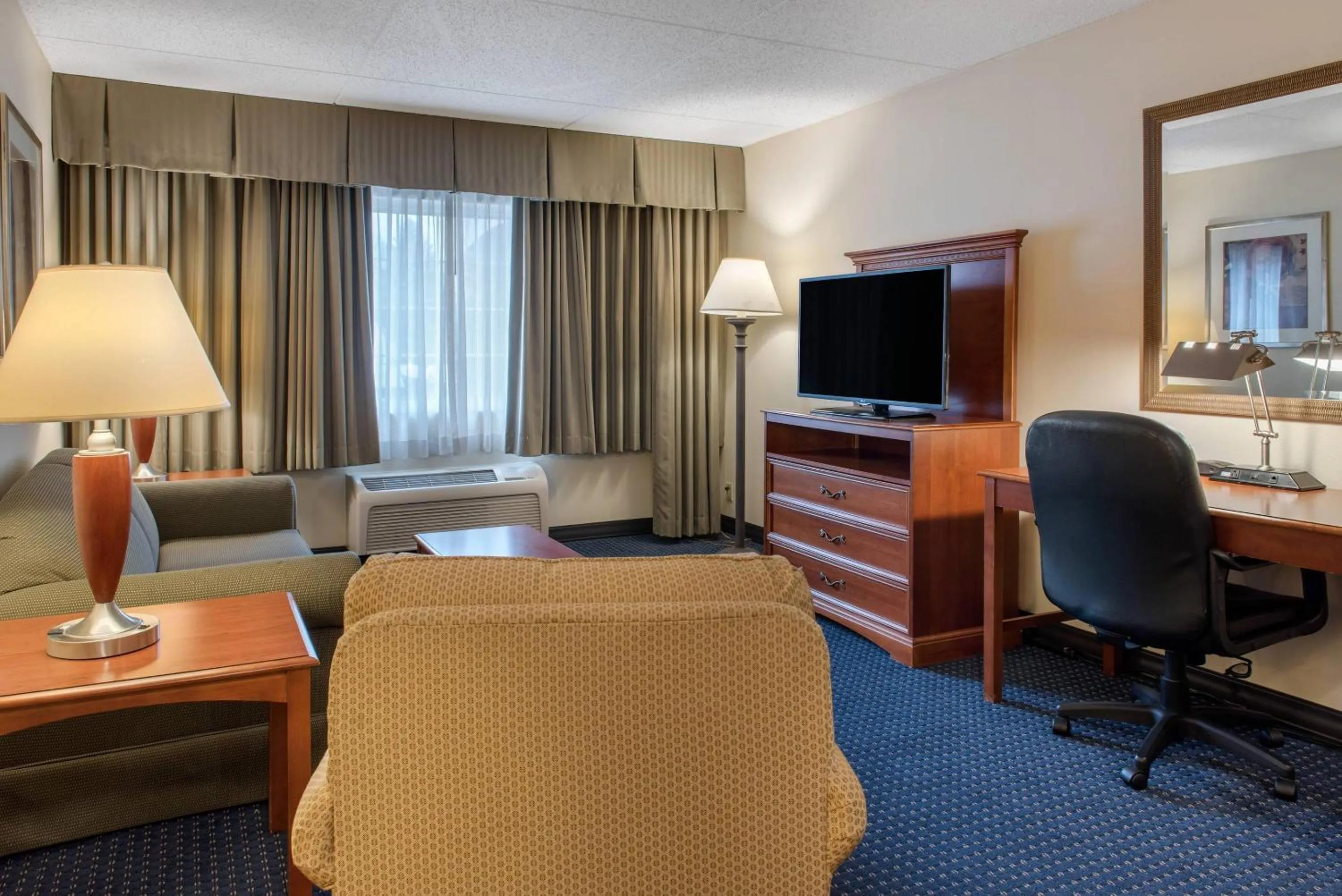 Bedroom in Quality Hotel Conference Center Cincinnati Blue Ash