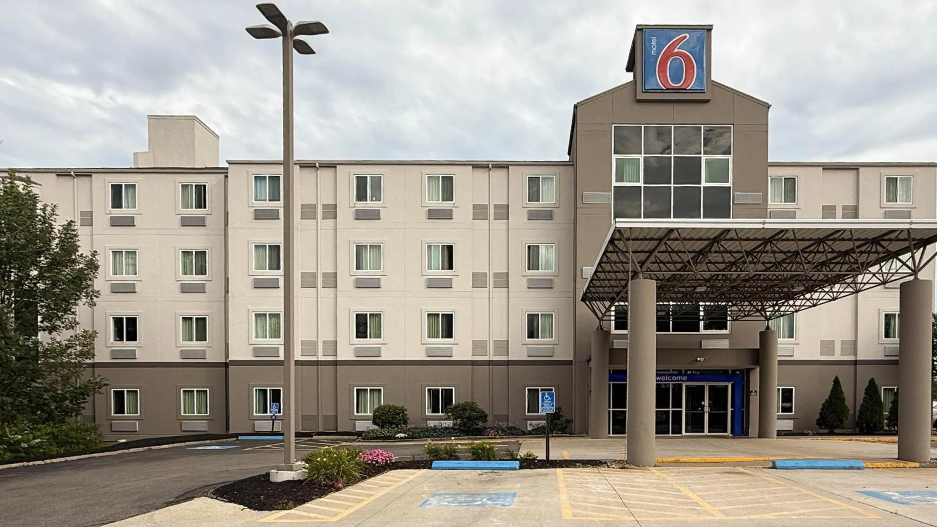 Property building in Motel 6-Portsmouth, NH