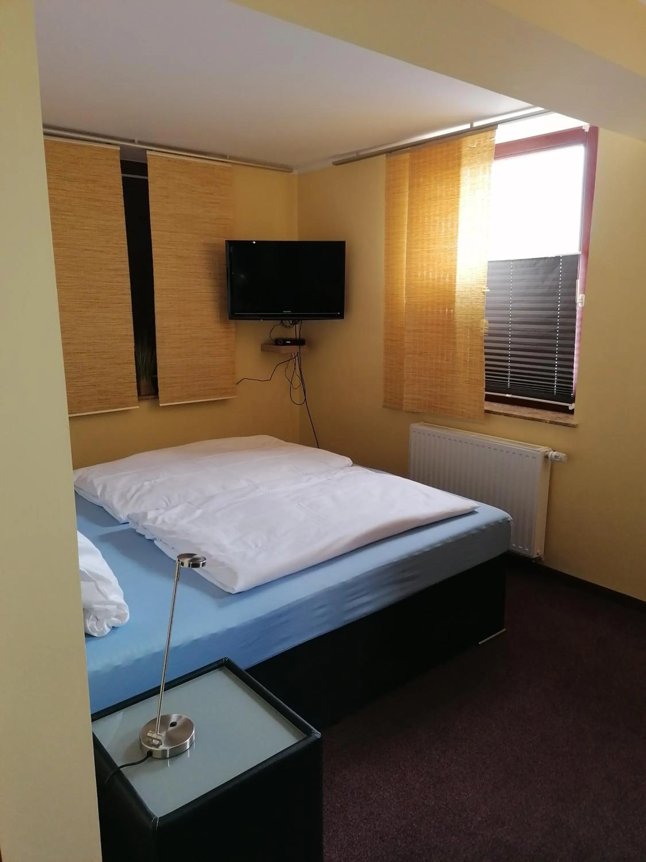 Bed in Pension Riverside in Leverkusen Hitdorf am Rhein - Zentral an der A1 und 59