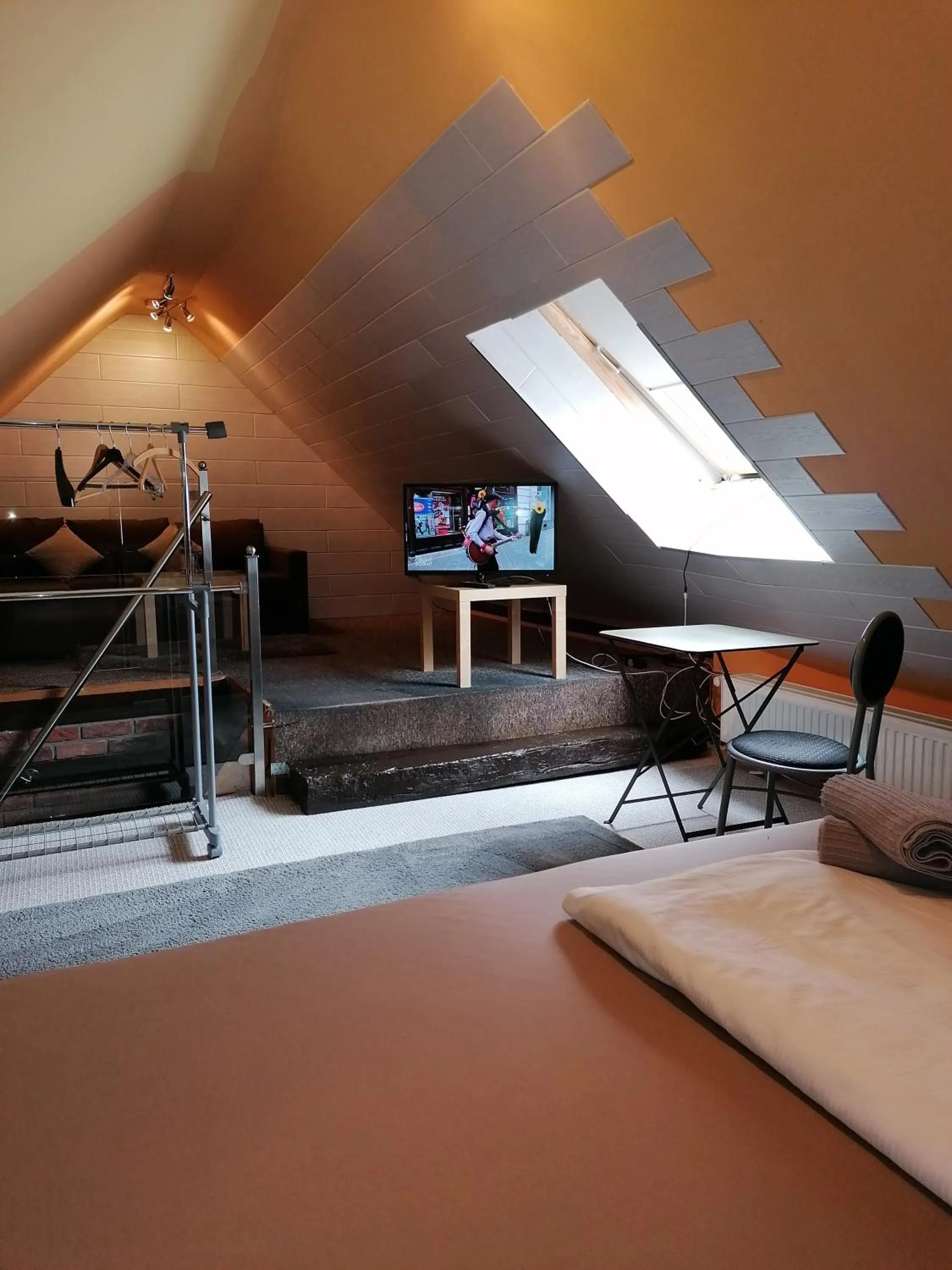 TV and multimedia in Pension Riverside in Leverkusen Hitdorf am Rhein - Zentral an der A1 und 59