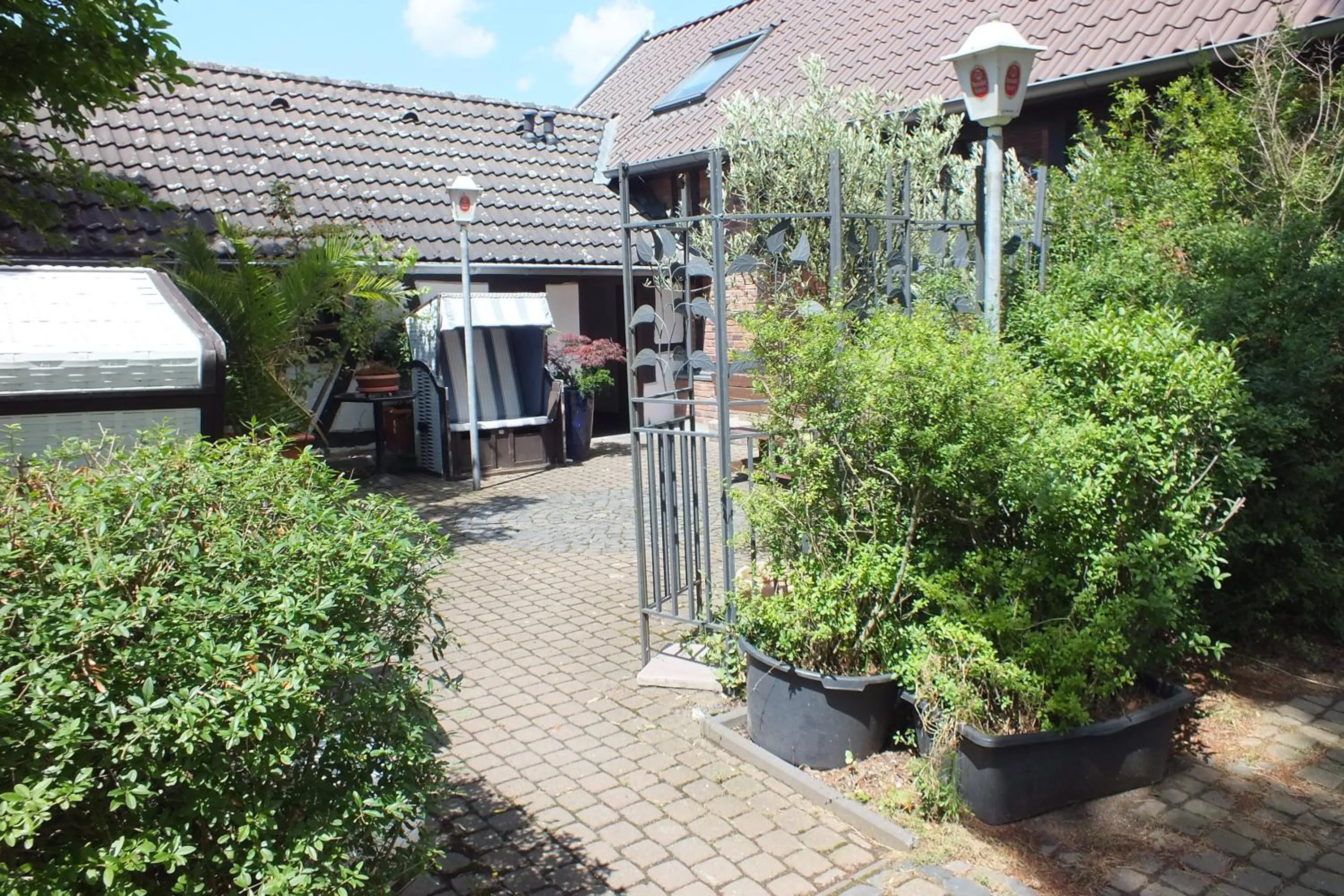 Garden in Pension Riverside in Leverkusen Hitdorf am Rhein - Zentral an der A1 und 59