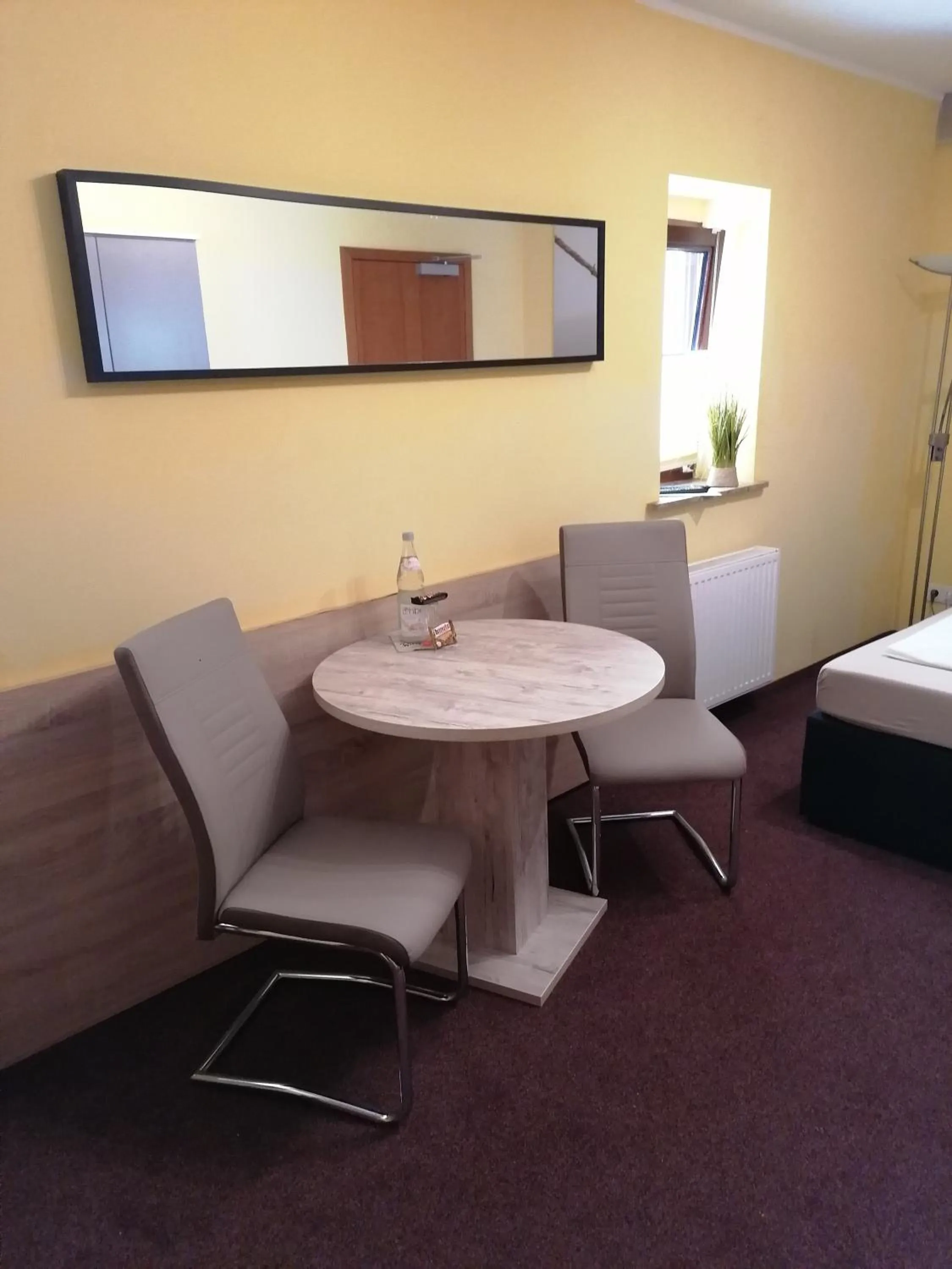 Seating area in Pension Riverside in Leverkusen Hitdorf am Rhein - Zentral an der A1 und 59