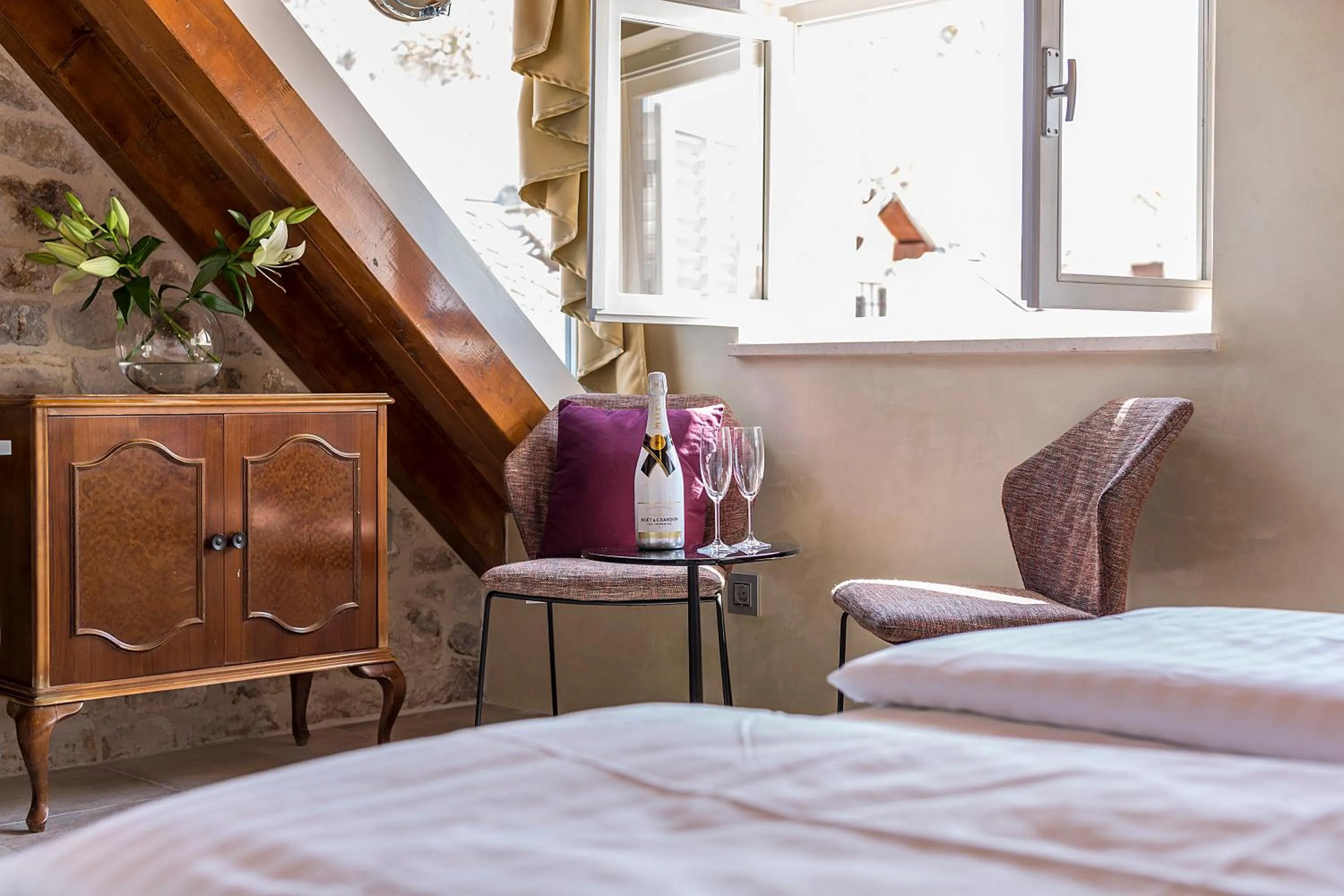 Seating area, Bed in Bella Notte Di Spalato