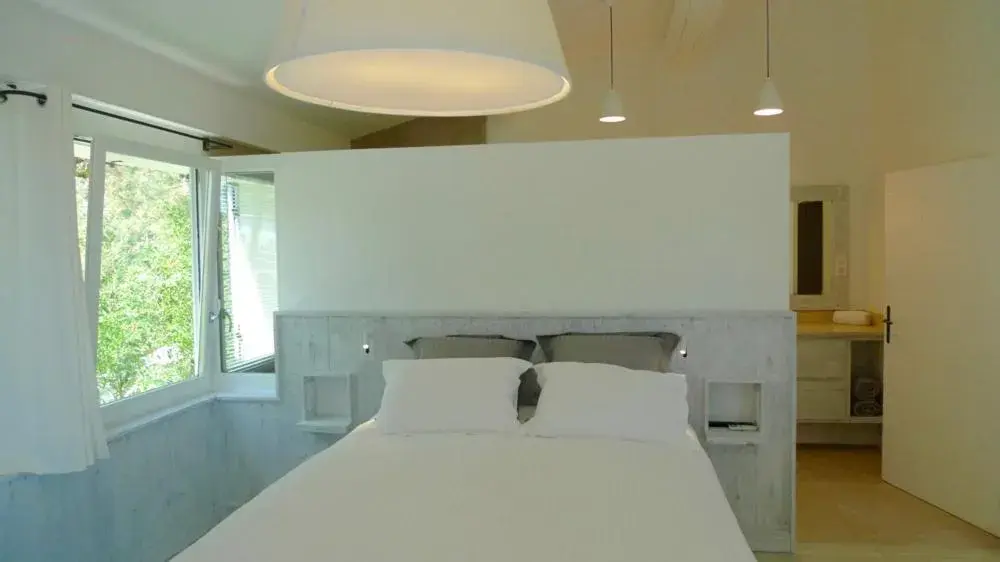 Double Room with Lake View in Mas des Cabidoules Double Room with Lake View in Mas des Cabidoules