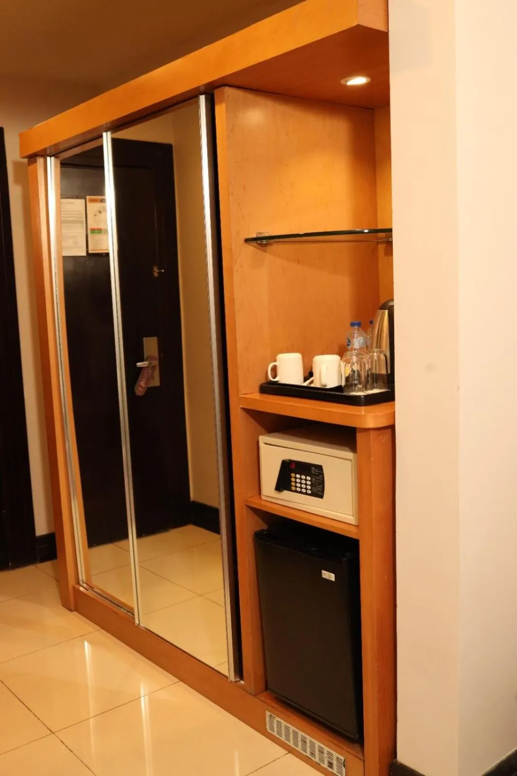 Coffee/tea facilities in Golden Tulip Hail