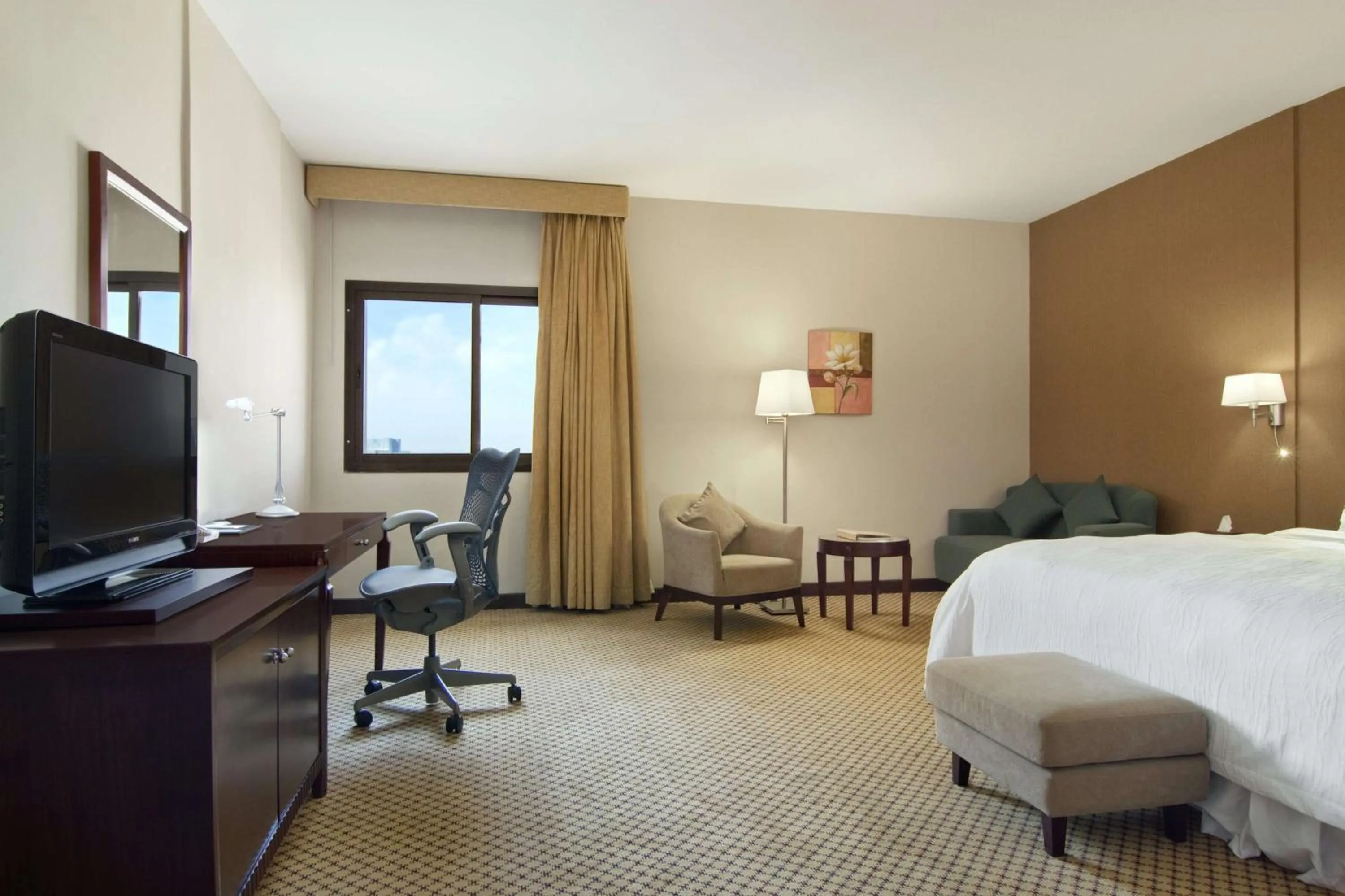 Bed, TV/Entertainment Center in Hilton Garden Inn Riyadh Olaya