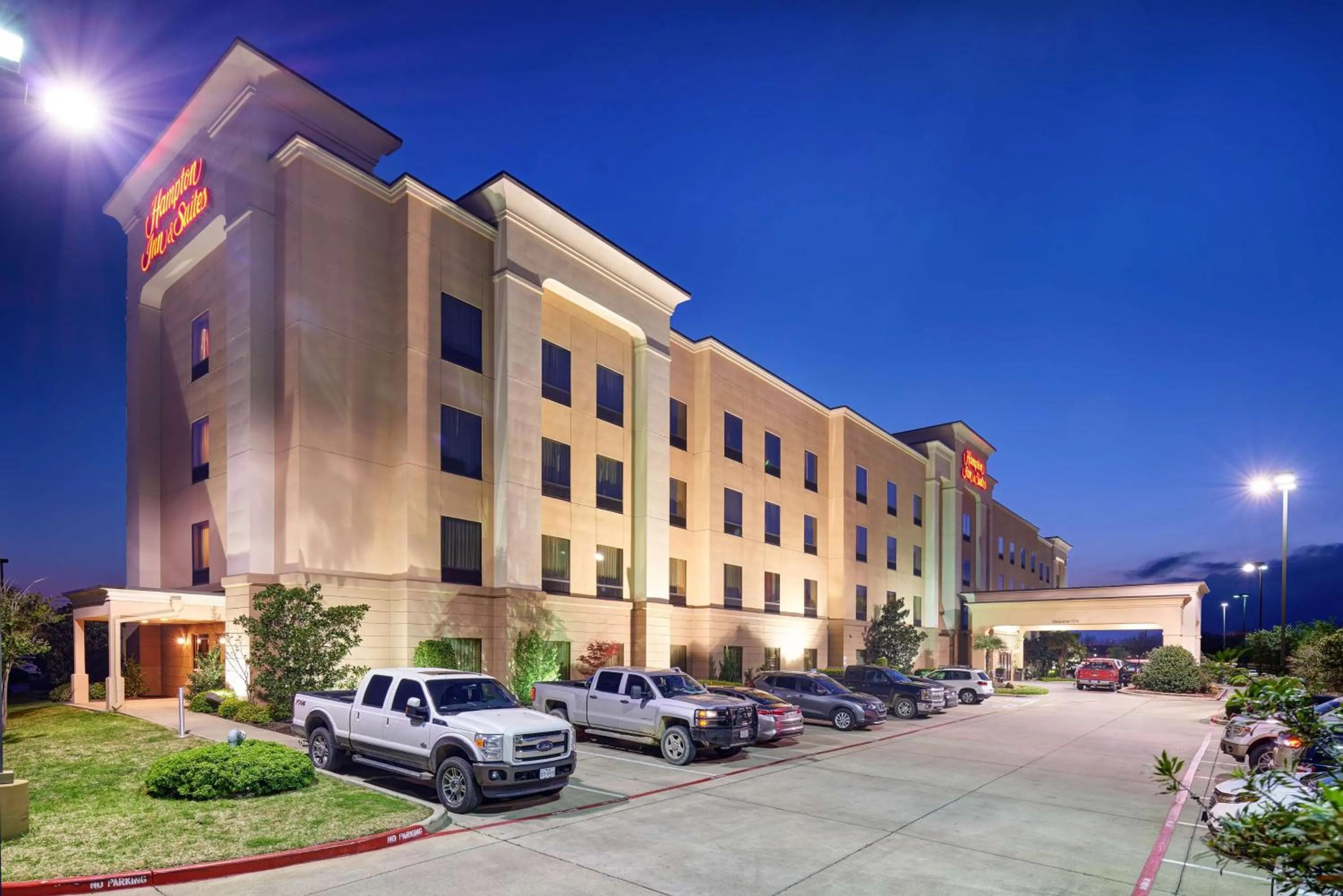 Property building in Hampton Inn & Suites Waco-South