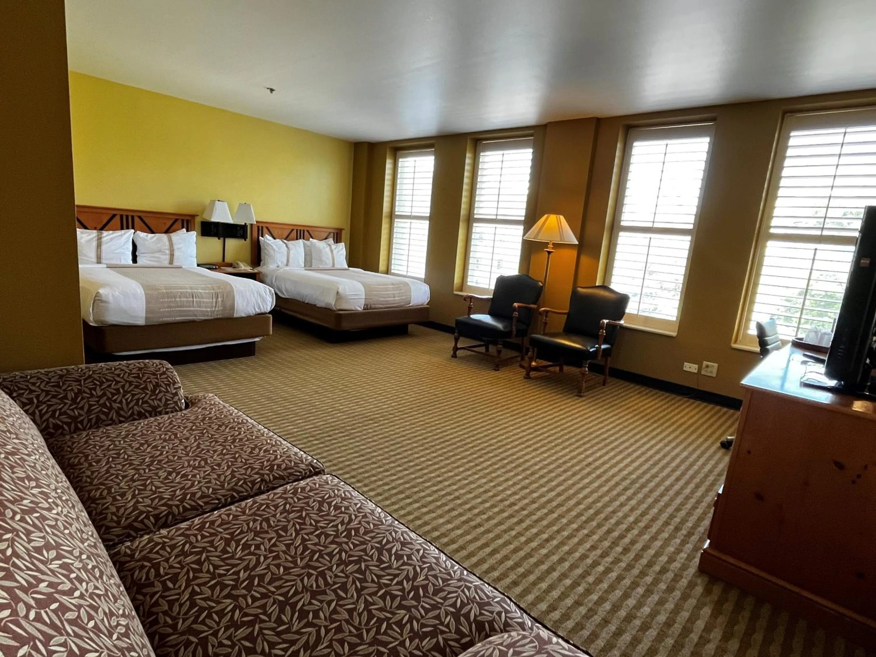 Photo of the whole room, Bed in The Crockett Hotel