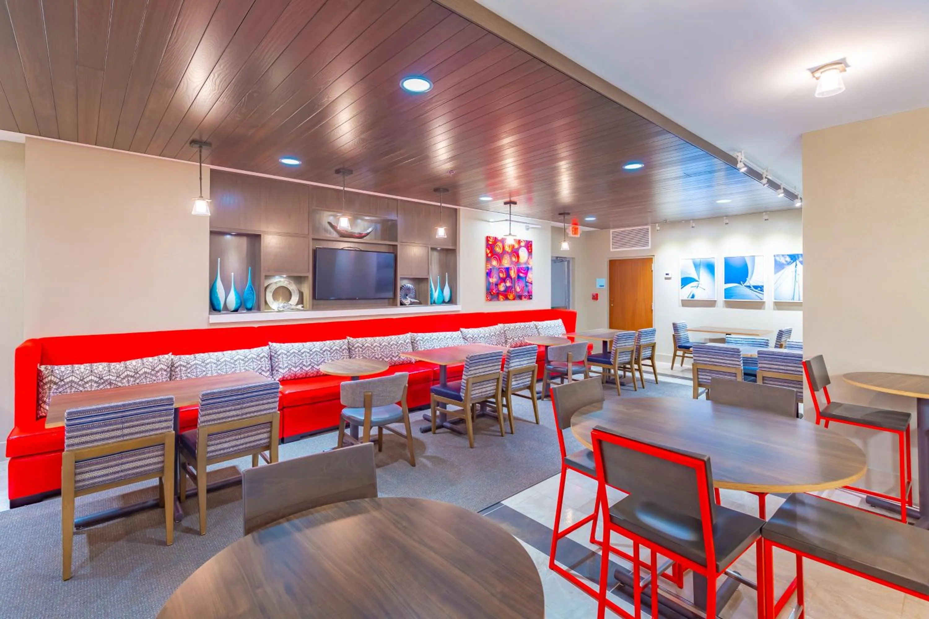 Breakfast in Holiday Inn Express Orange Beach - On The Beach by IHG