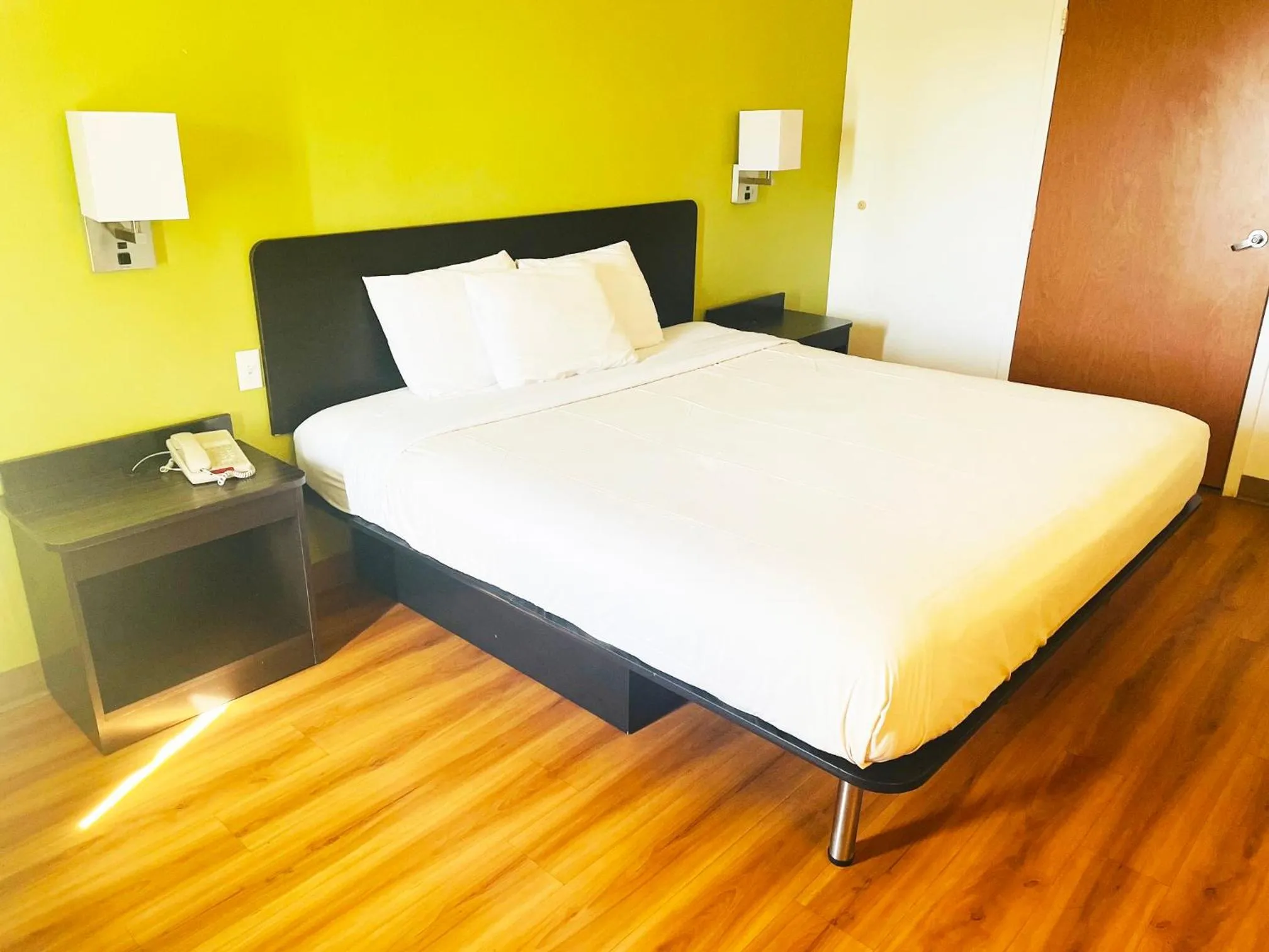 Bedroom, Bed in Willow Lodge Willoughby Cleveland