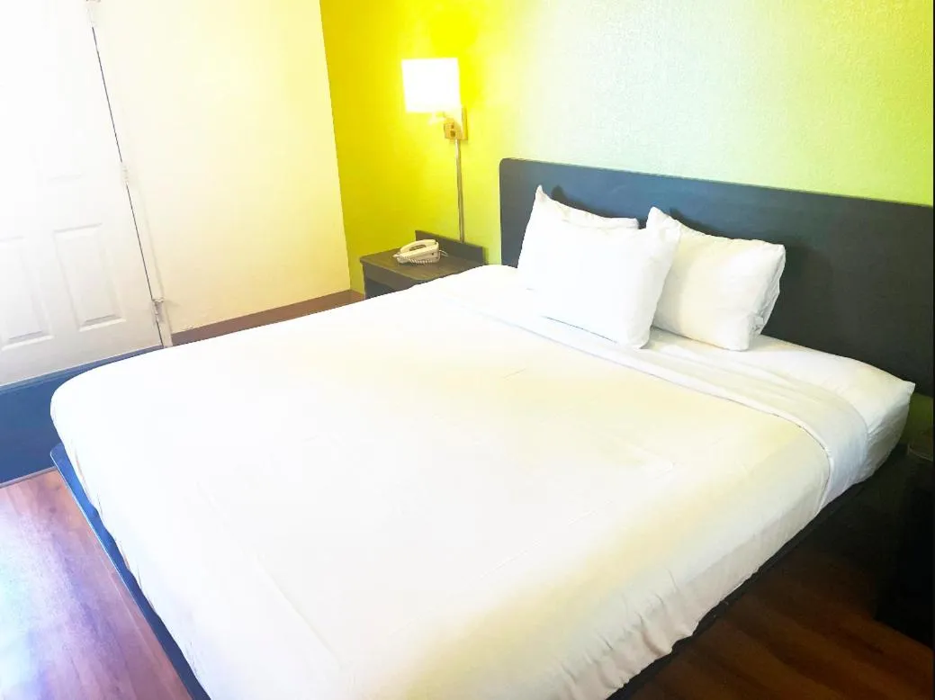 Bedroom, Bed in Willow Lodge Willoughby Cleveland