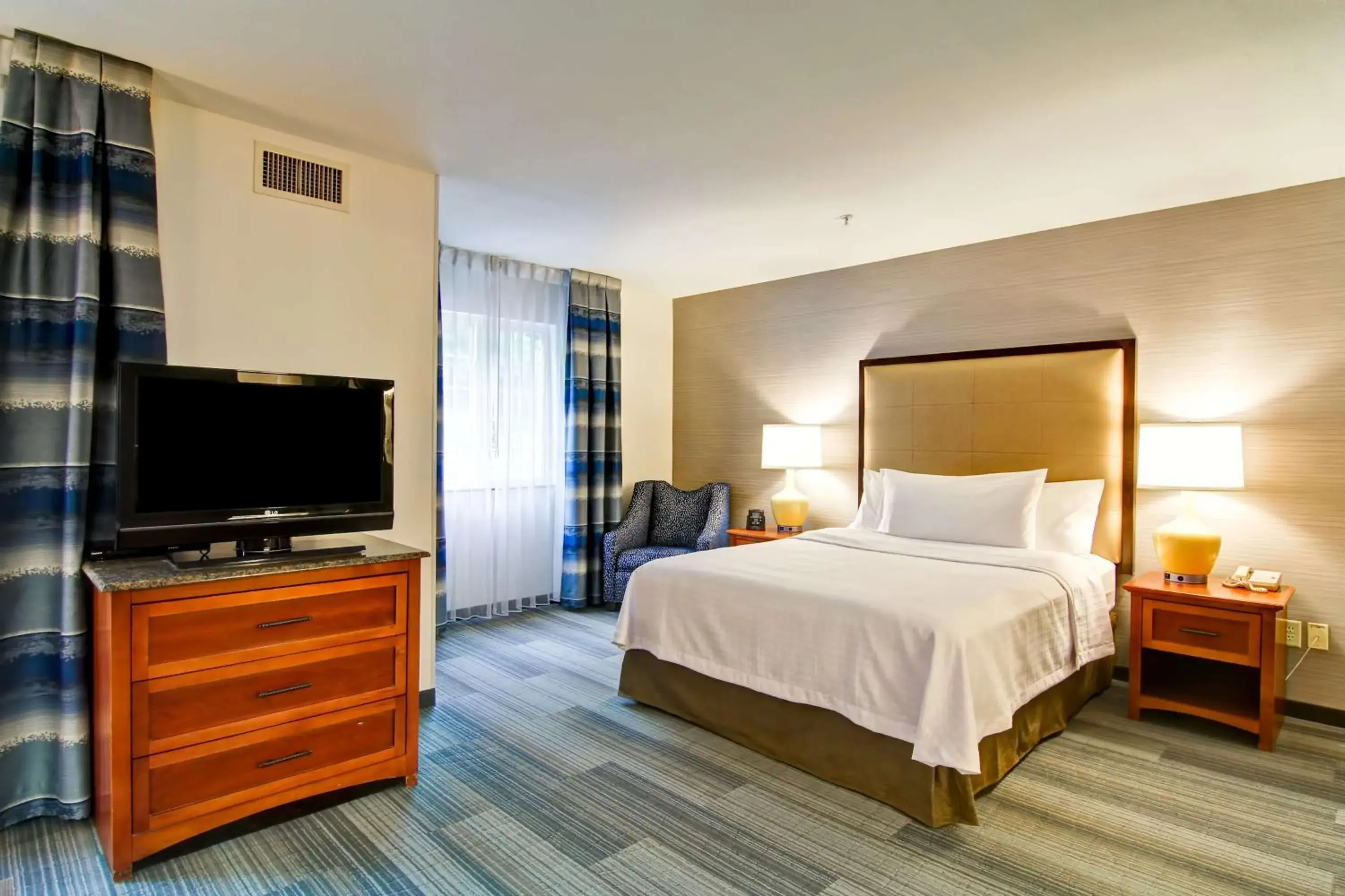 One-Bedroom Queen Suite with One Queen Bed and Sofa Bed with Bath Tub - Disability Access in Homewood Suites by Hilton Stratford One-Bedroom Queen Suite with One Queen Bed and Sofa Bed with Bath Tub - Disability Access in Homewood Suites by Hilton Stratford