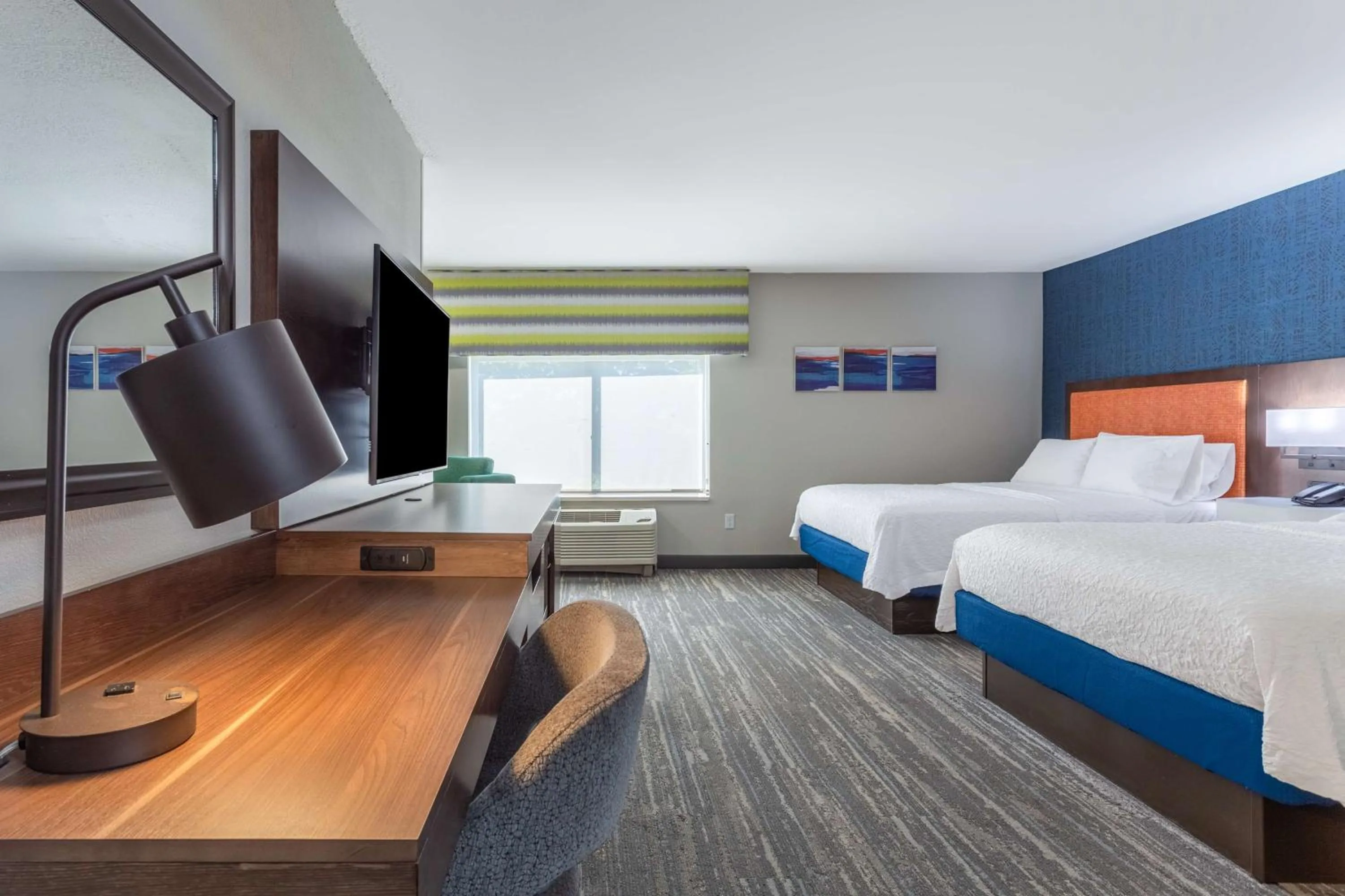 Bedroom, Bed in Hampton Inn Sioux Falls