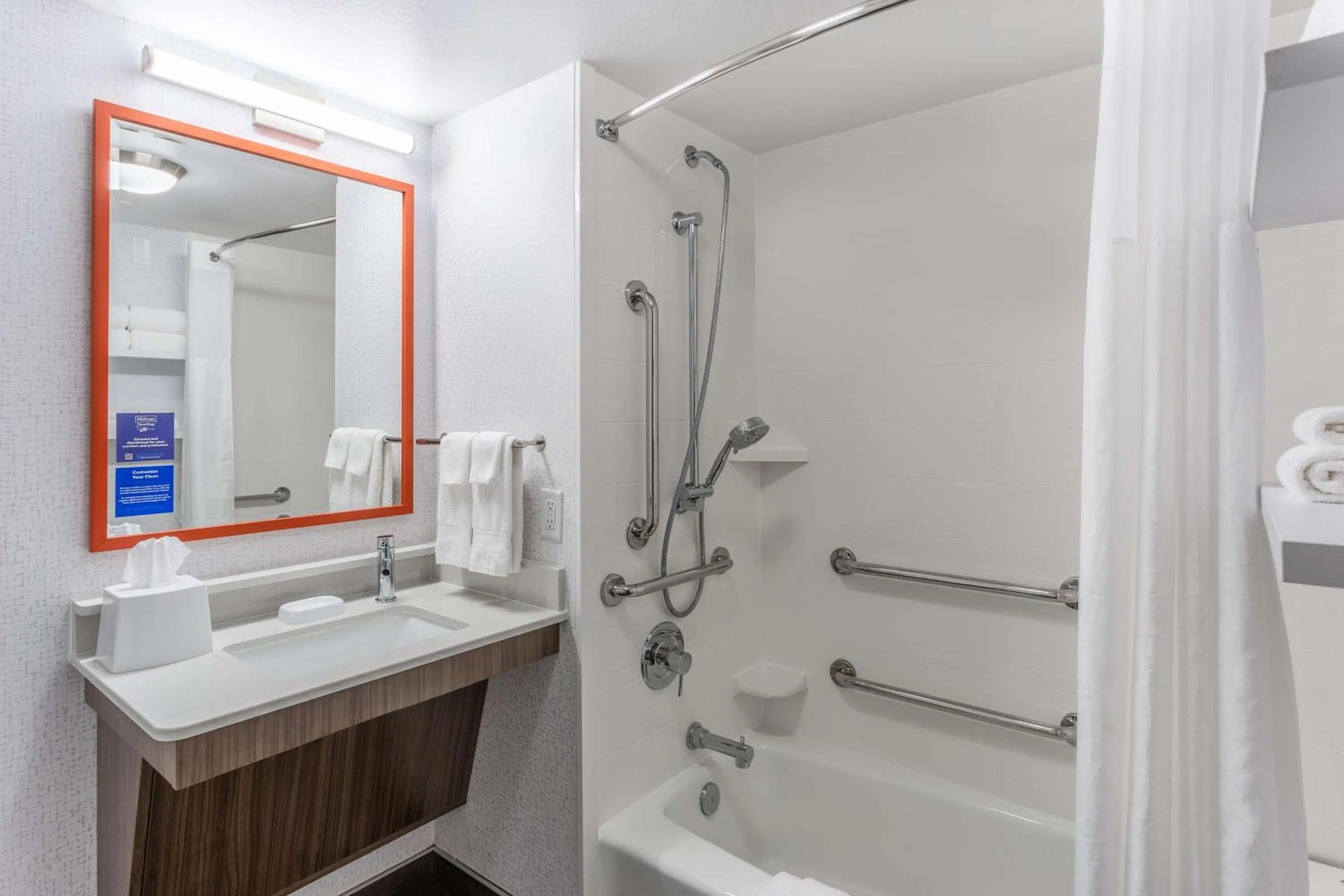 Bathroom in Hampton Inn Sioux Falls