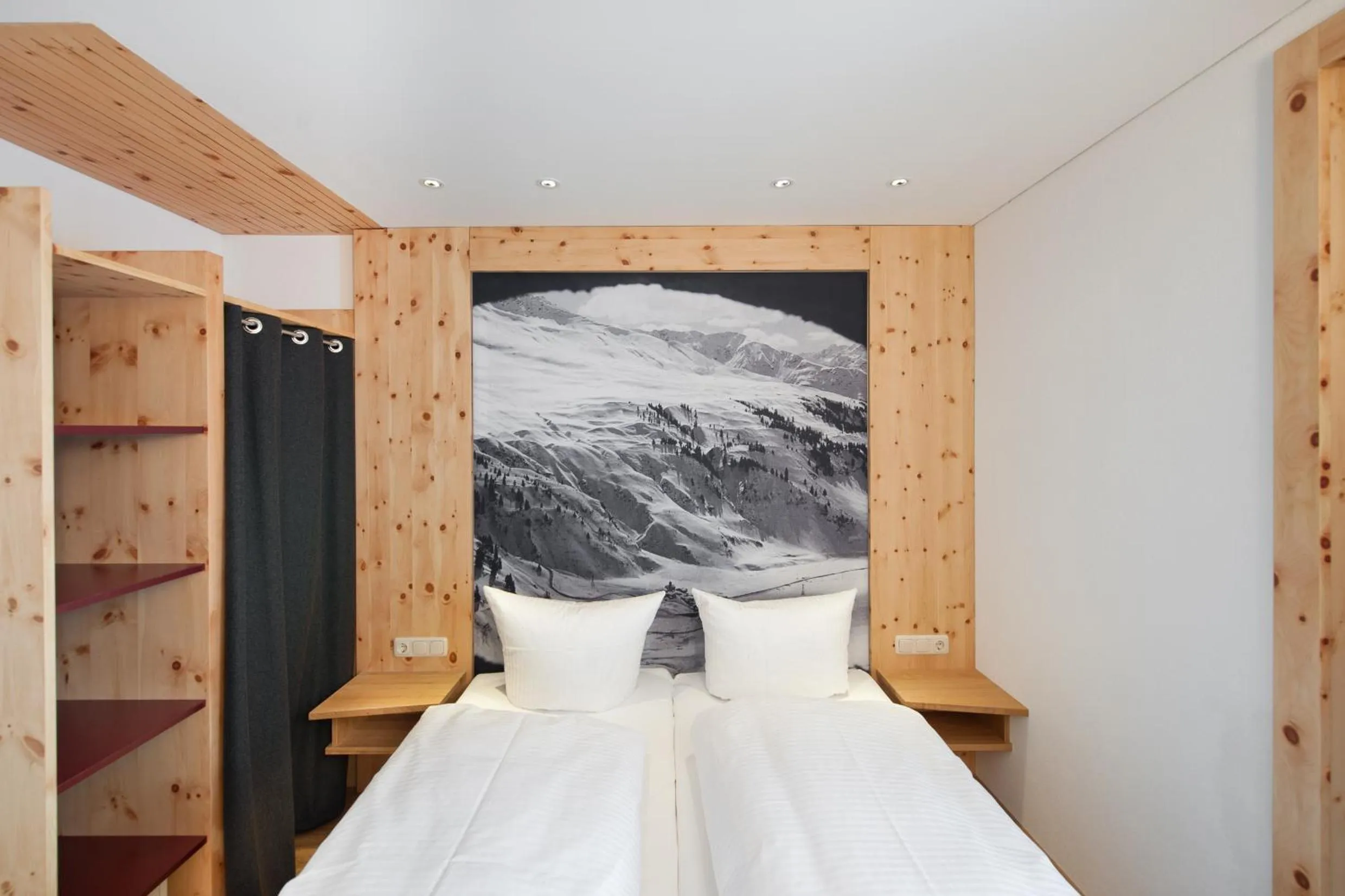 Photo of the whole room, Bed in Mondschein Hotel & Chalet Ski-In Ski-Out Luxus am Arlberg