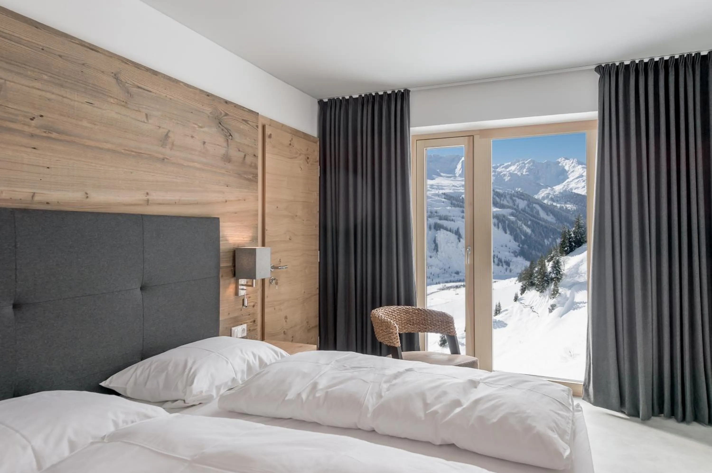Bedroom, Bed in Mondschein Hotel & Chalet Ski-In Ski-Out Luxus am Arlberg
